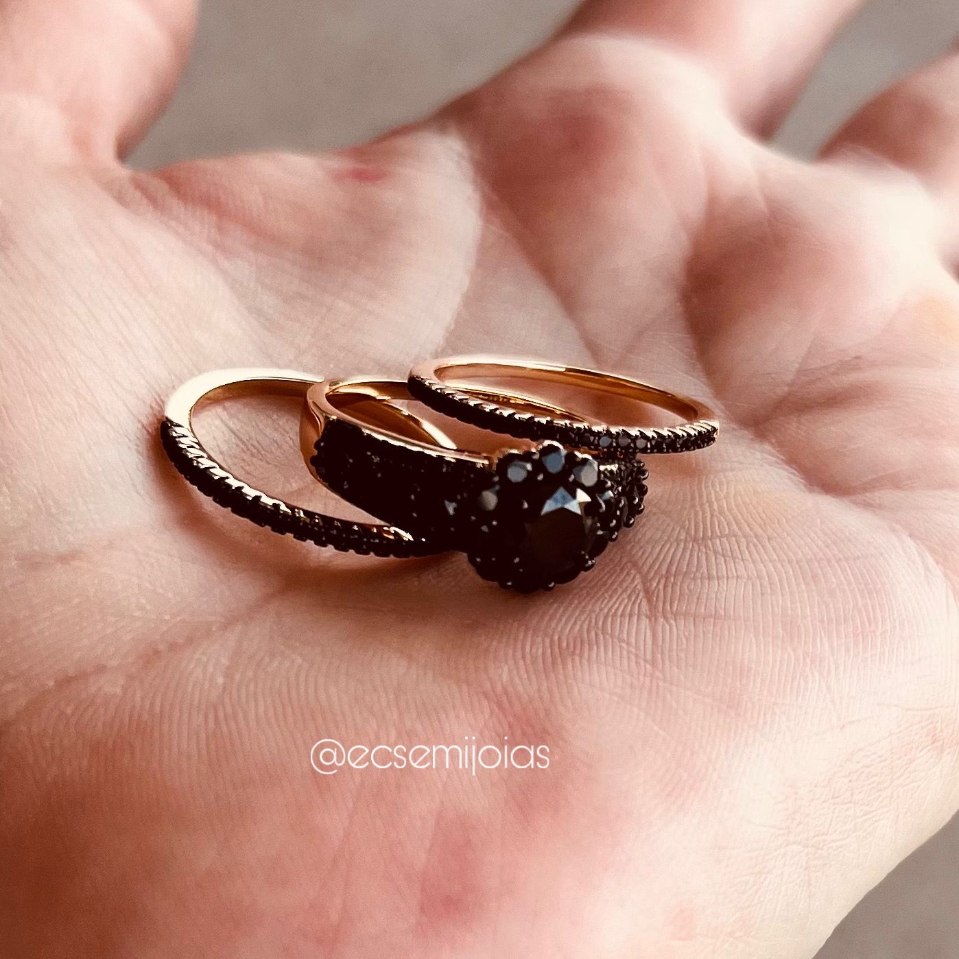 Anel trio com solitário cravejado no aro e 2 aparadores de cada lado - banhado a ouro 18k