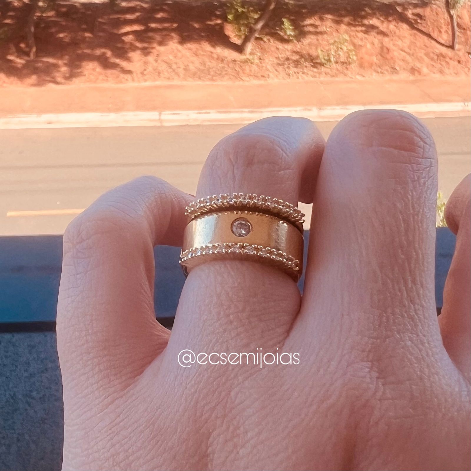 Anel aparador (duplo) com 1 fileira cravejada  - banhado a ouro 18k