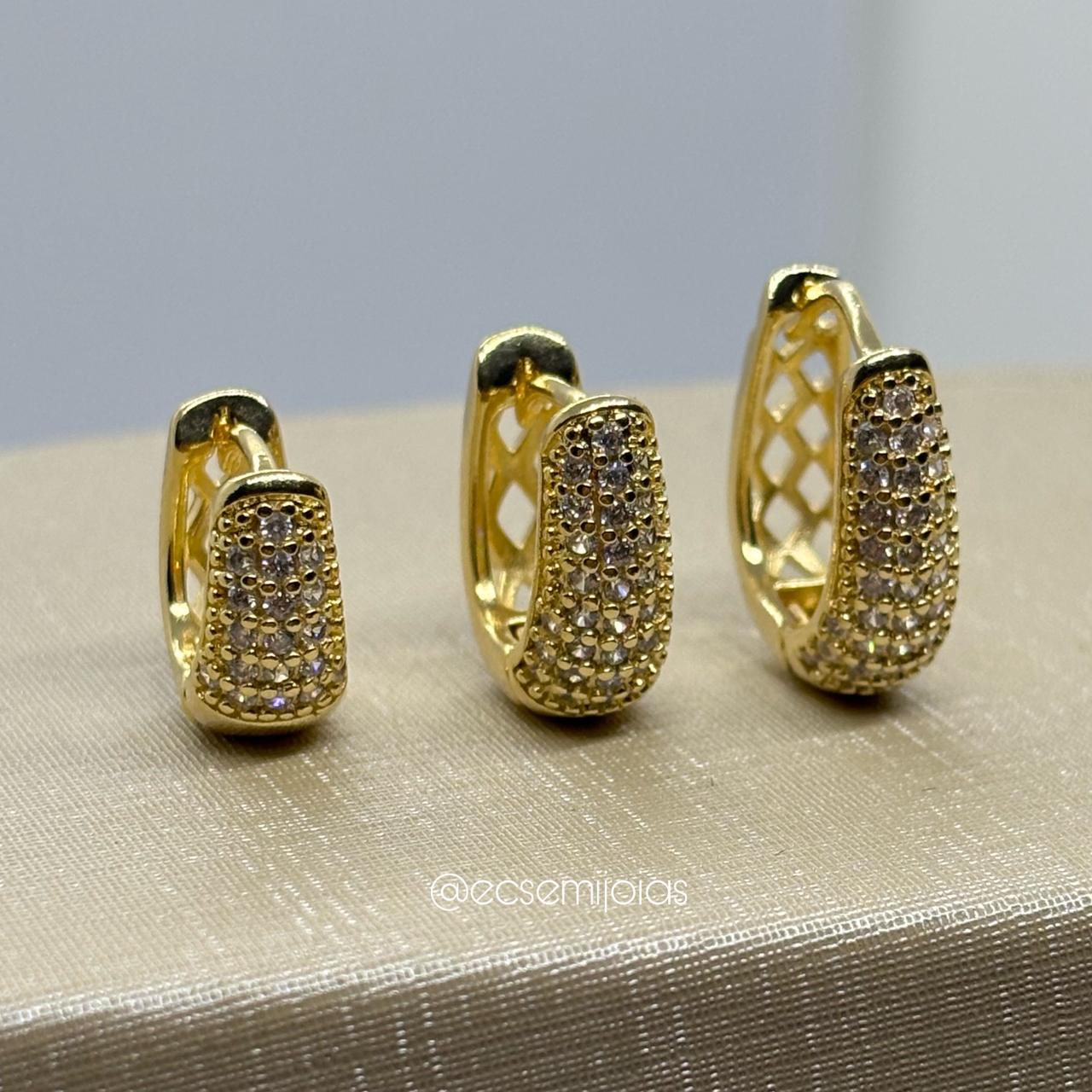 Argola oval com 3 fileiras cravejadas 15mm (G) - banhado a ouro 18k