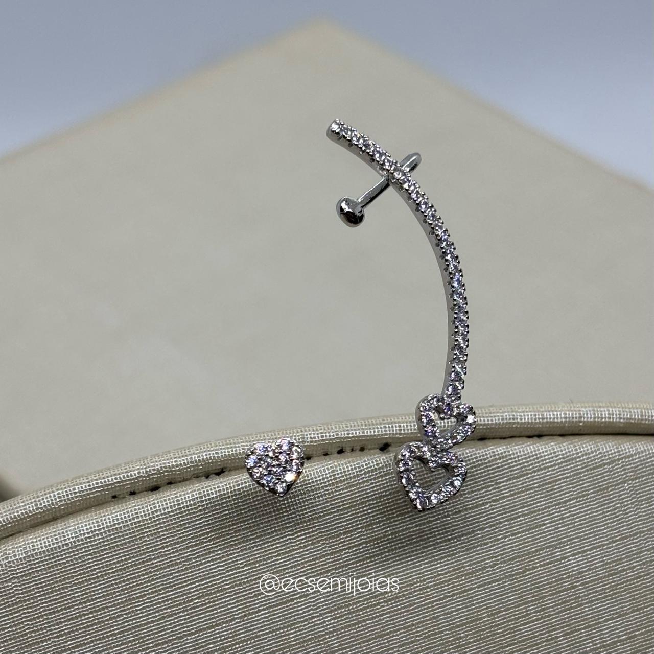 Brinco 1 pé ear cuff com 2 corações cravejados vazados e 1 pé de brinco adicional de coração cravejado - banhado a ródio branco