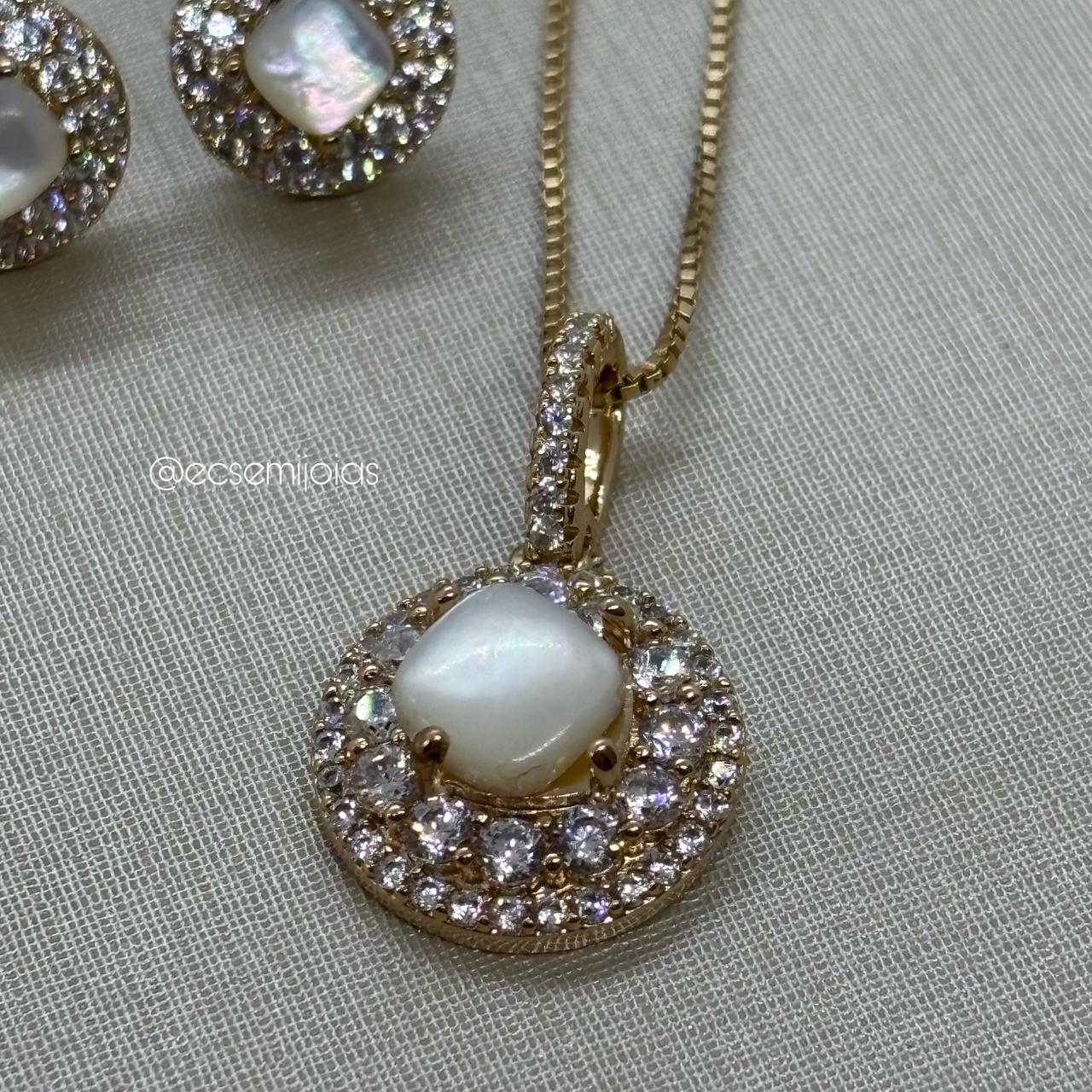 Conjunto de brinco e colar redondo cravejado com madrepérola no centro - 43cm - banhado a ouro 18k