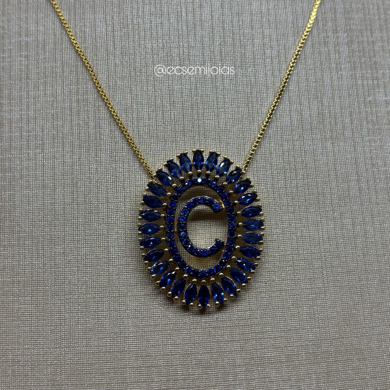 Colar com pingente oval 2,8cm de letra cravejada com bordas de navetes - 41cm + extensor - banhado a ouro 18k