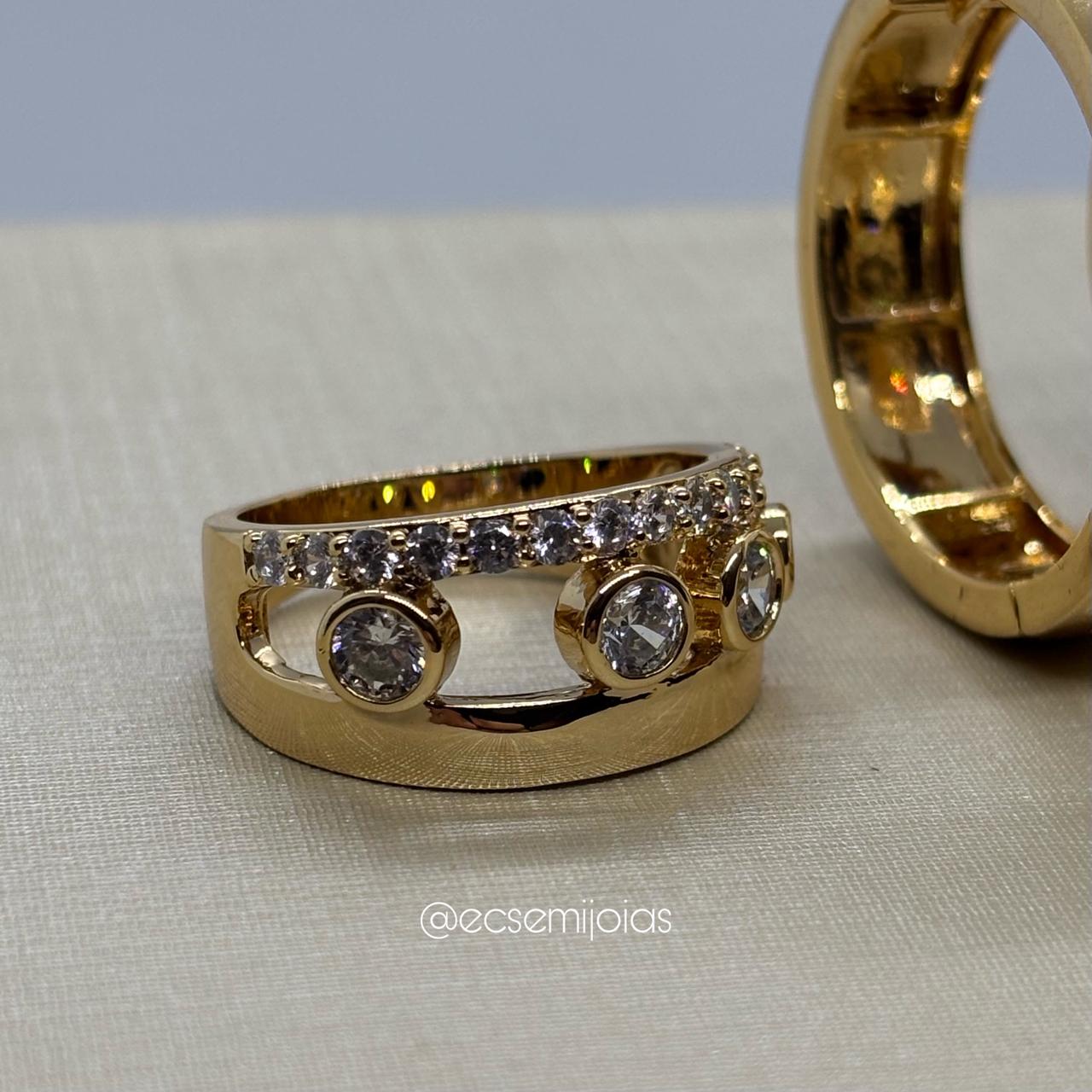 Conjunto de anel e brinco vazado com aro cravejado e 4 zircônias maiores no centro - banhado a ouro 18k