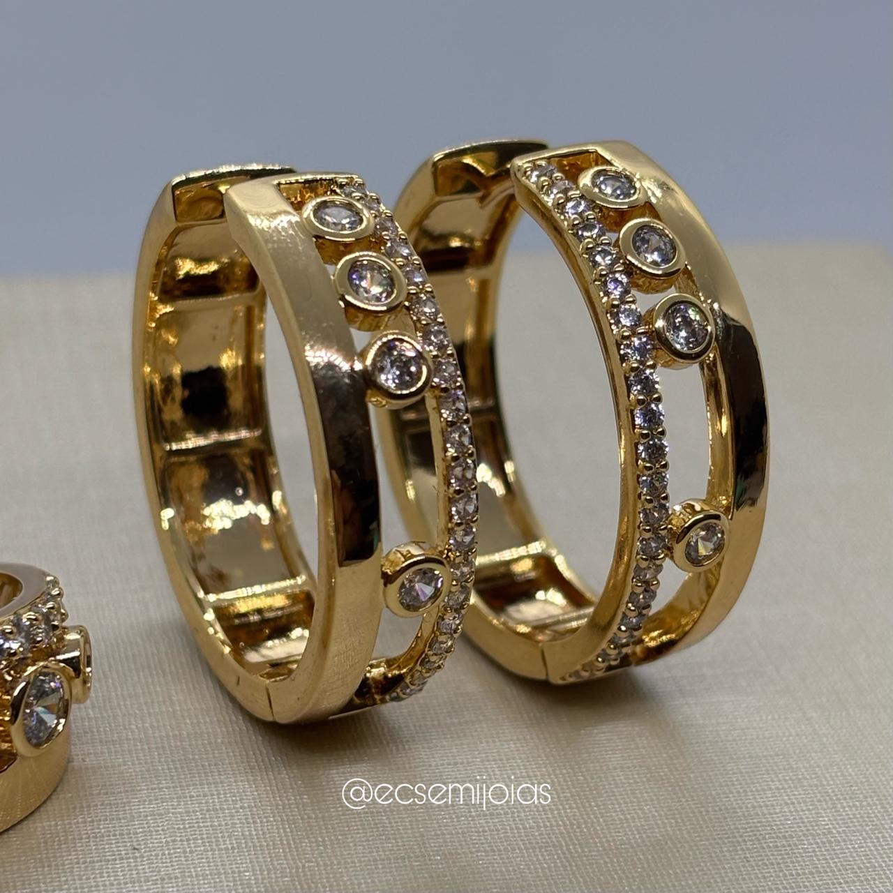 Conjunto de anel e brinco vazado com aro cravejado e 4 zircônias maiores no centro - banhado a ouro 18k