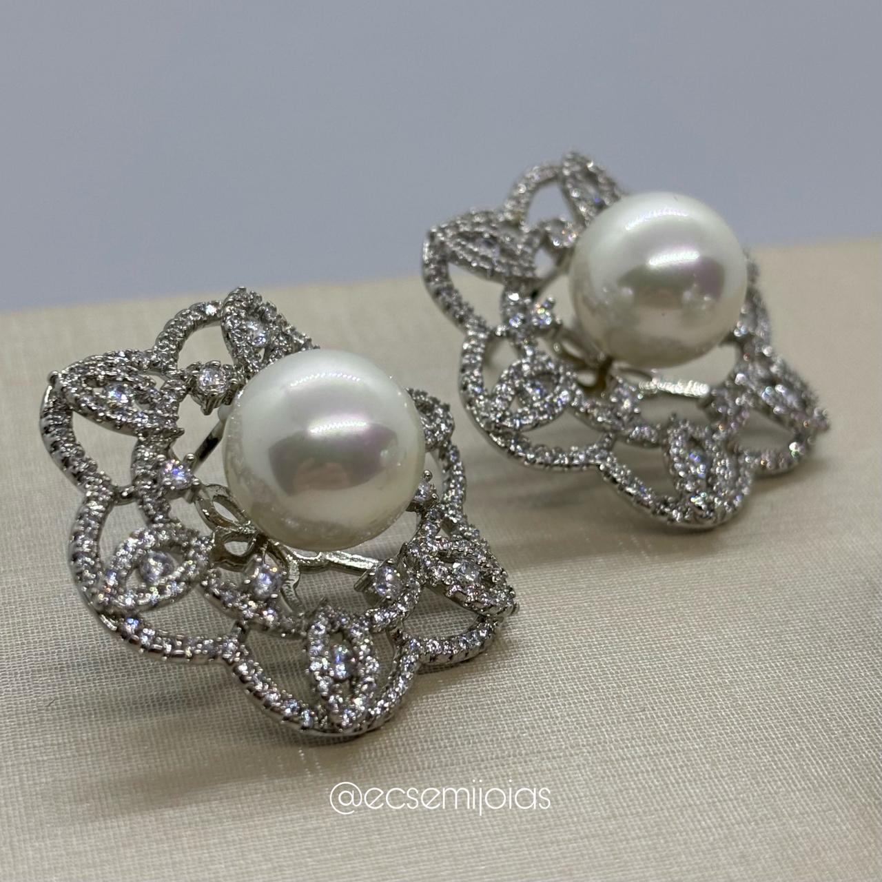 Conjunto de anel e brinco de flor cravejada vazada com pérola no centro - banhado a ródio branco