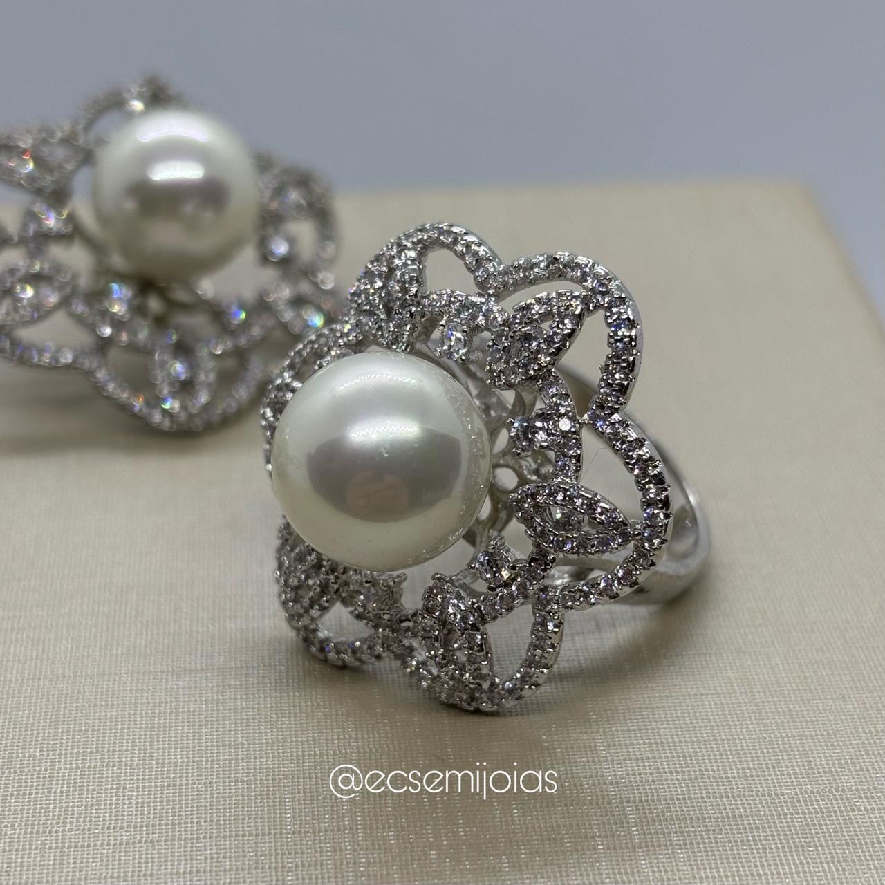 Conjunto de anel e brinco de flor cravejada vazada com pérola no centro - banhado a ródio branco