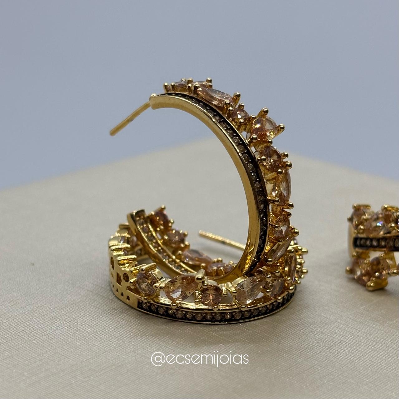 Conjunto de anel e brinco com fileira cravejada e zircônias gotas e redondas maiores - banhado a ouro 18k