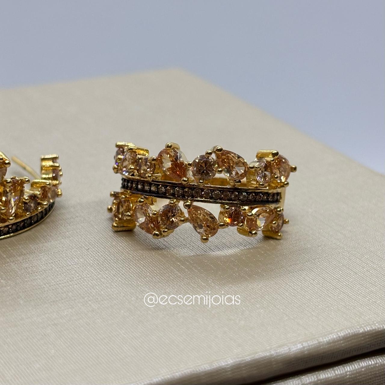 Conjunto de anel e brinco com fileira cravejada e zircônias gotas e redondas maiores - banhado a ouro 18k