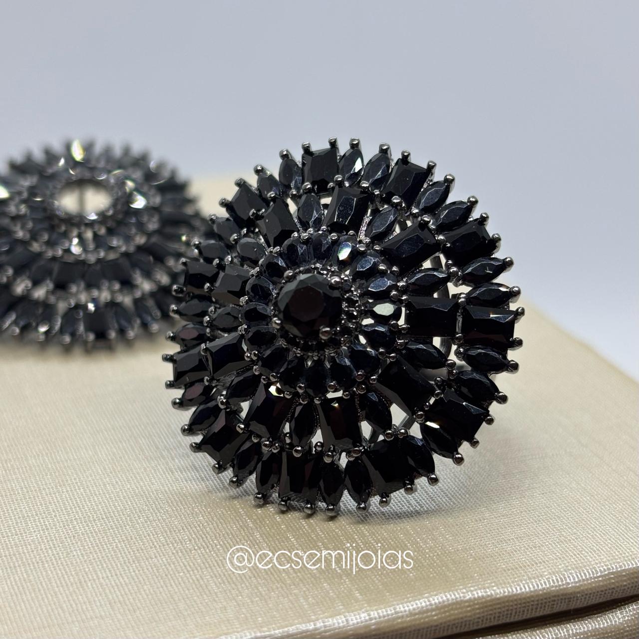 Conjunto de anel e brinco redondo todo cravejado com baguetes - banhado a ródio negro