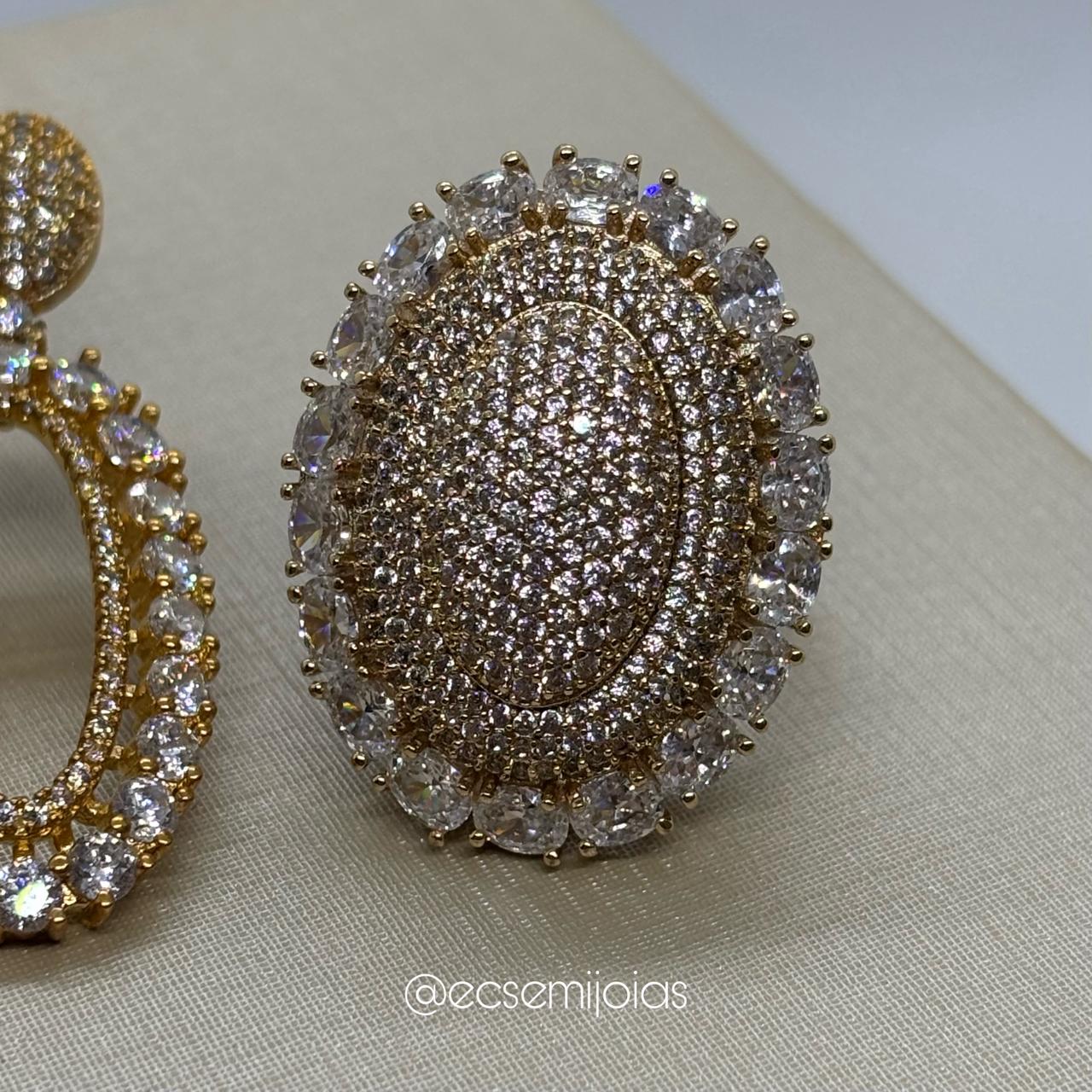 Conjunto de anel e brinco oval cravejado com borda com zircônias maiores - banhado a ouro 18k