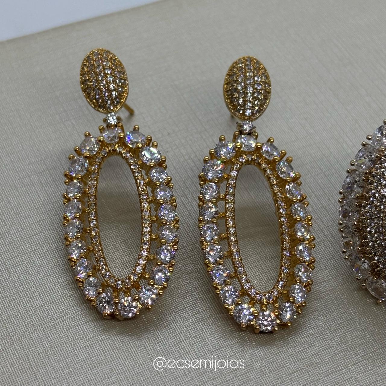 Conjunto de anel e brinco oval cravejado com borda com zircônias maiores - banhado a ouro 18k