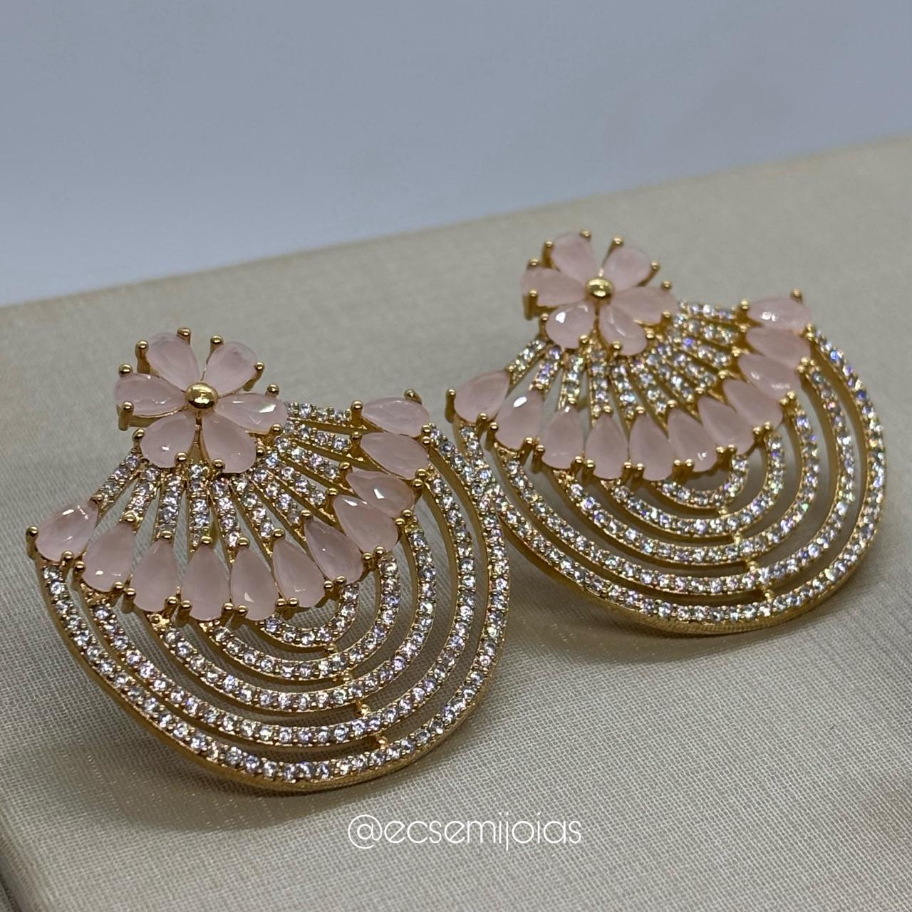 Conjunto de anel e brinco de leque com fileira de zircônias gotas e aros vazados cravejados - banhado a ouro 18k