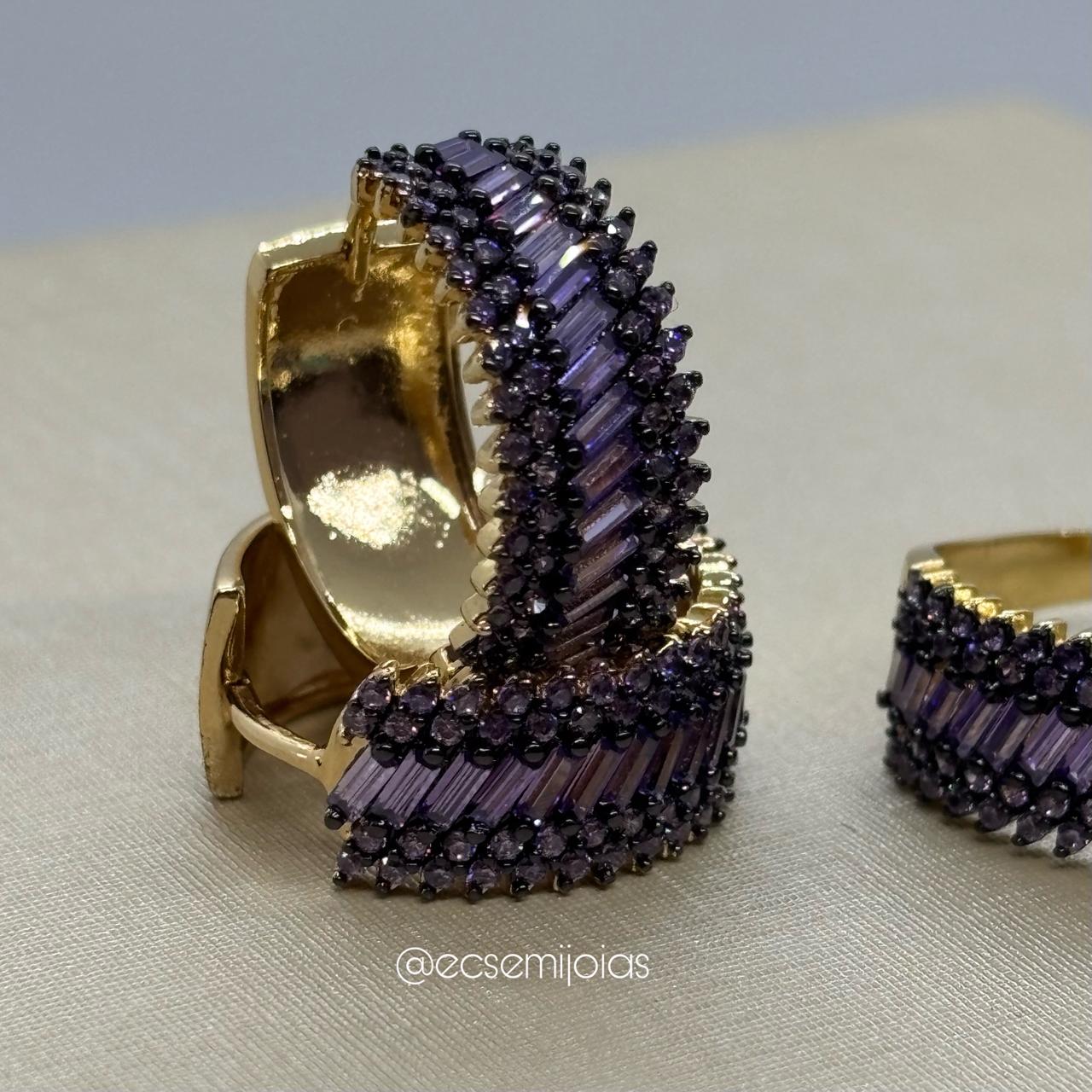 Conjunto de anel e brinco argola com fileira de baguetes no centro cravejado nas bordas - banhado a ouro 18k