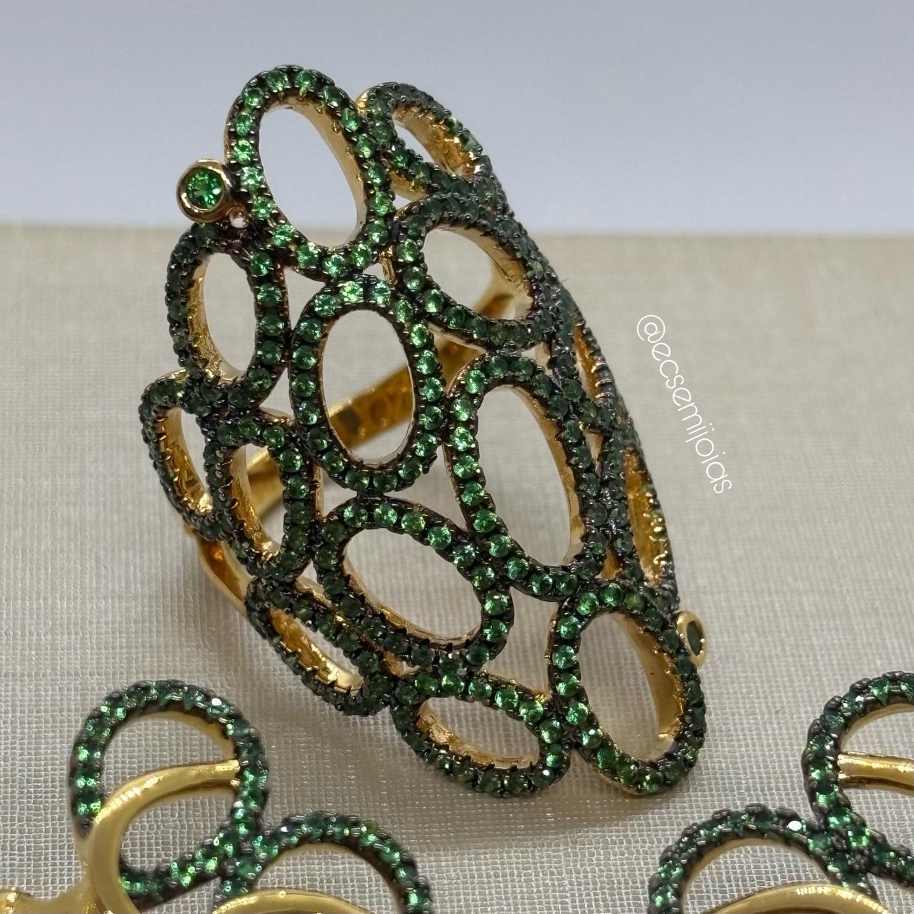 Conjunto de anel de elos ovais cravejados vazados e brinco espiral com elos ovais lisos e cravejados vazados - banhado a ouro 18k