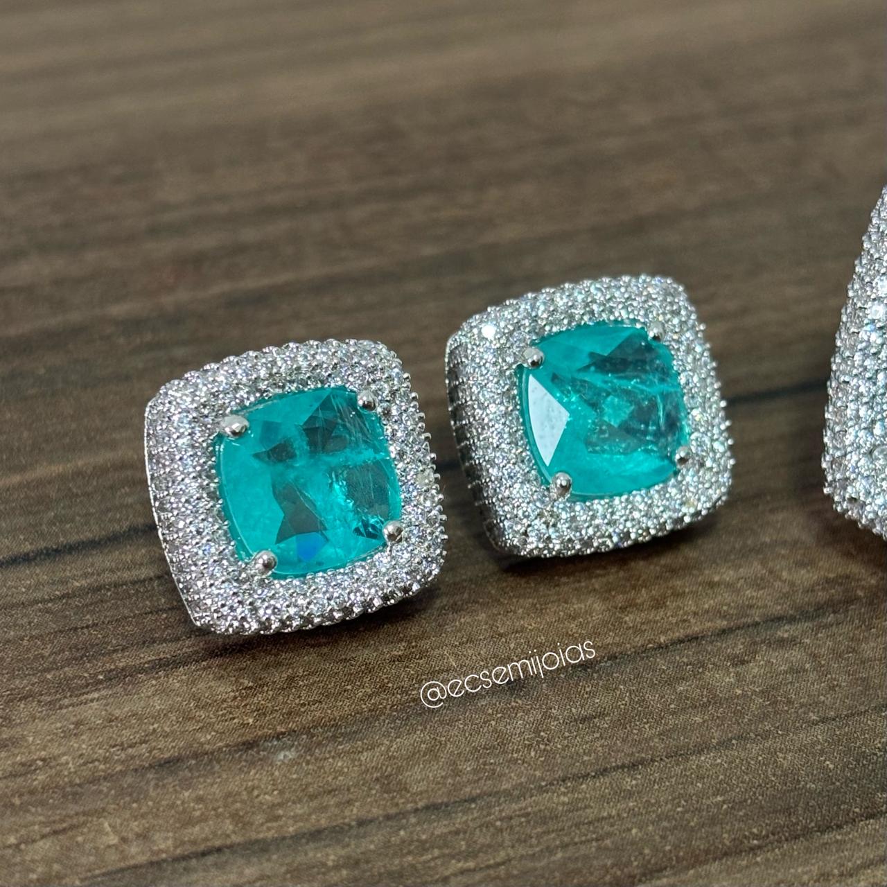 Conjunto de anel e brinco com pedra quadrada no centro cravejado em volta e laterais - banhado a ródio branco