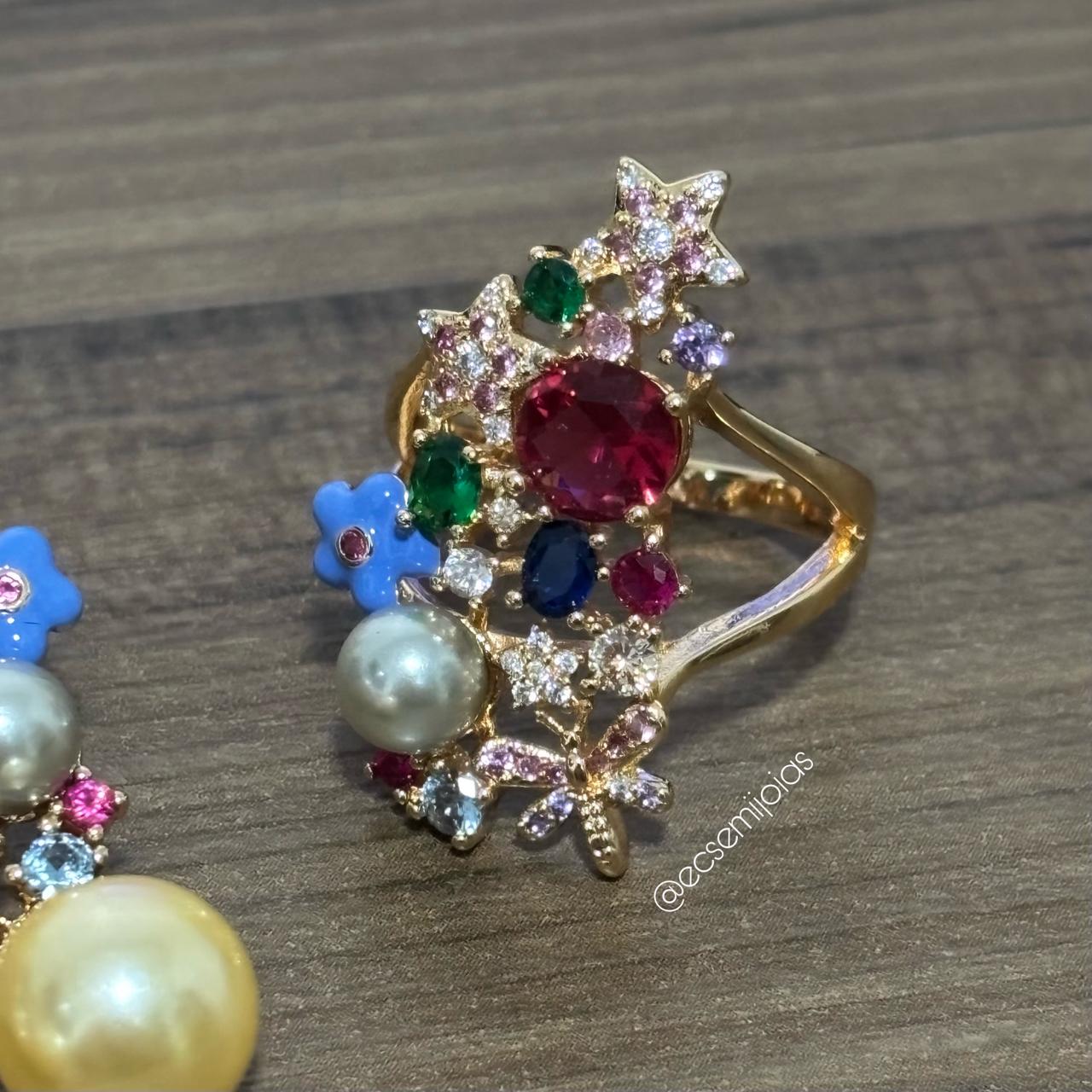 Conjunto de anel e brinco com flores cravejadas e esmaltadas com zircônias maiores e pérolas - banhado a ouro 18k
