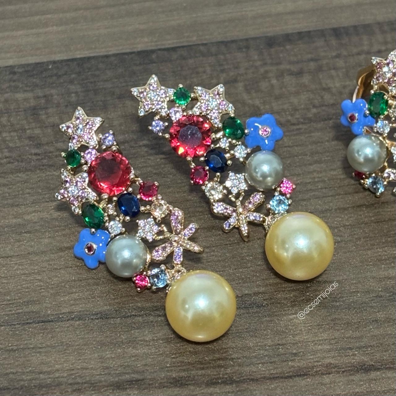 Conjunto de anel e brinco com flores cravejadas e esmaltadas com zircônias maiores e pérolas - banhado a ouro 18k