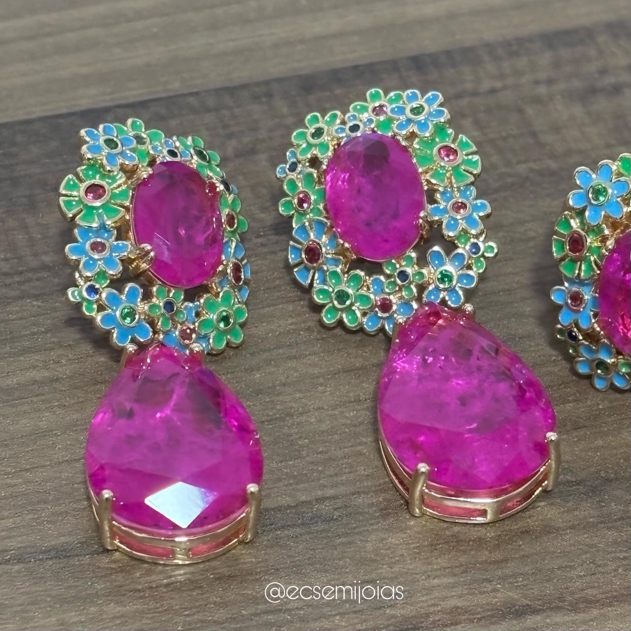 Conjunto de anel e brinco com pedra oval e gota grande com flores esmaltadas em volta - banhado a ouro 18k