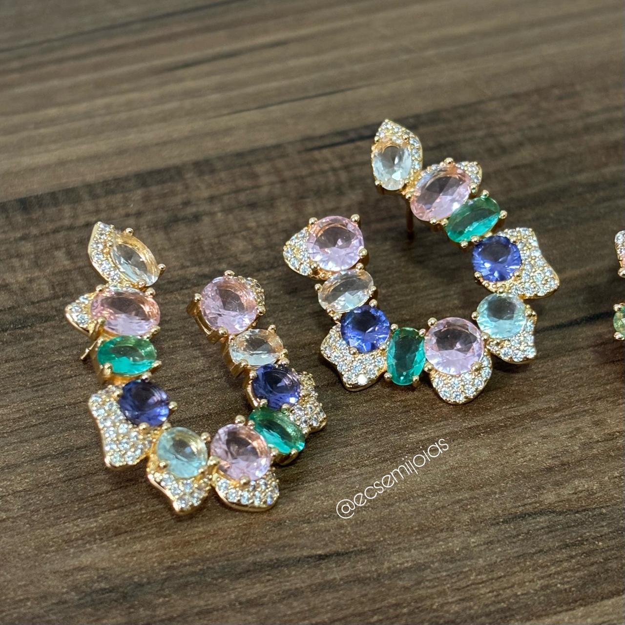 Conjunto de anel com pedra gota grande no centro com zircônias ovais e redondas em volta cravejado nas bordas e brinco espiral com zircônias ovais e redondas cravejado nas bordas - banhado a ouro 18k