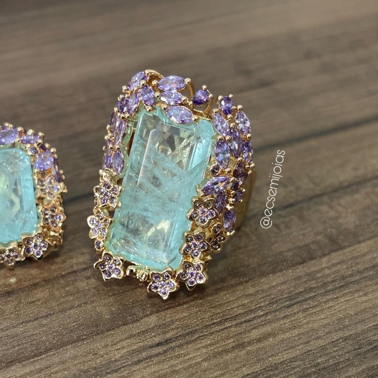 Conjunto de anel e brinco com pedra retangular grande no centro com florzinhas cravejadas em volta e zircônias navetes - banhado a ouro 18k