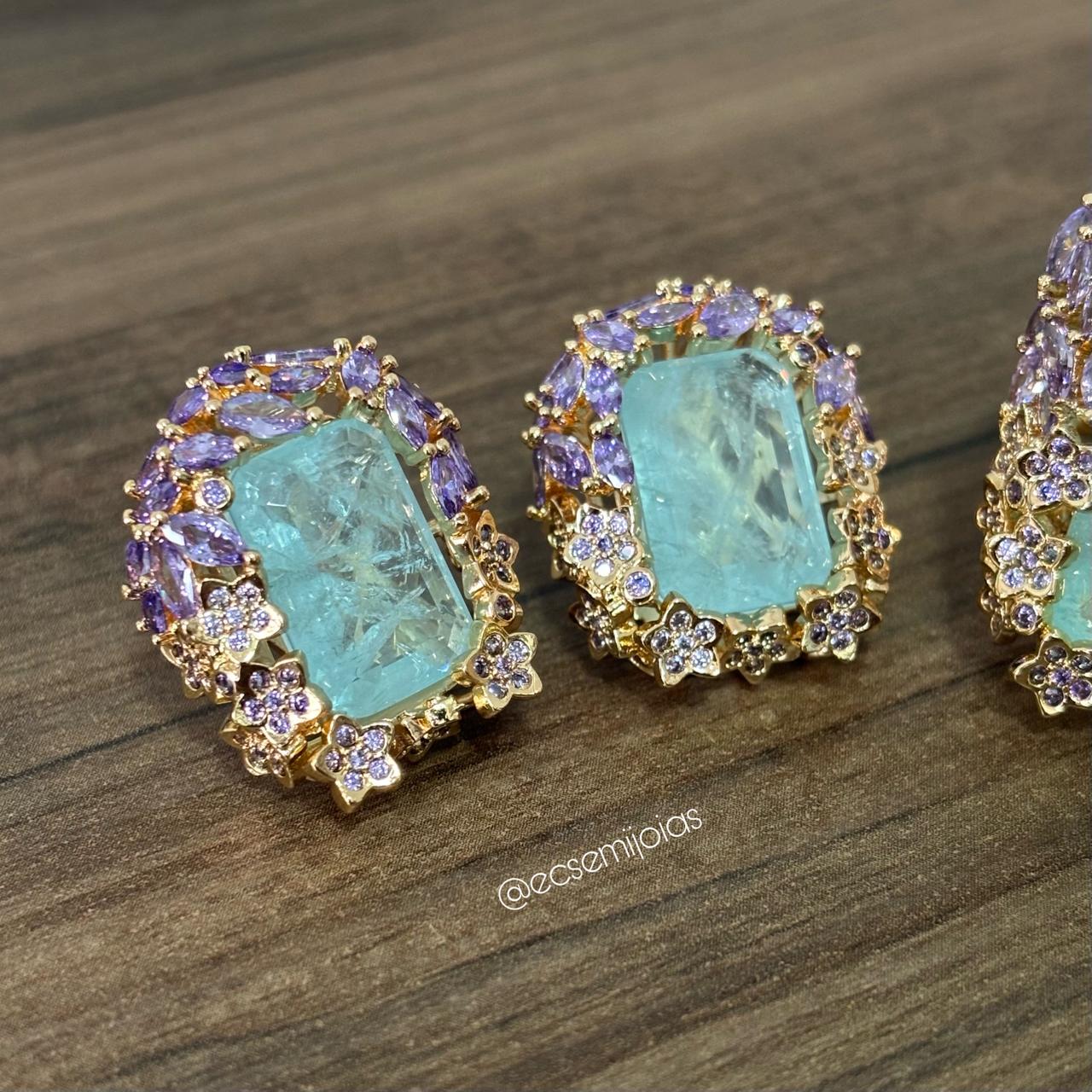 Conjunto de anel e brinco com pedra retangular grande no centro com florzinhas cravejadas em volta e zircônias navetes - banhado a ouro 18k