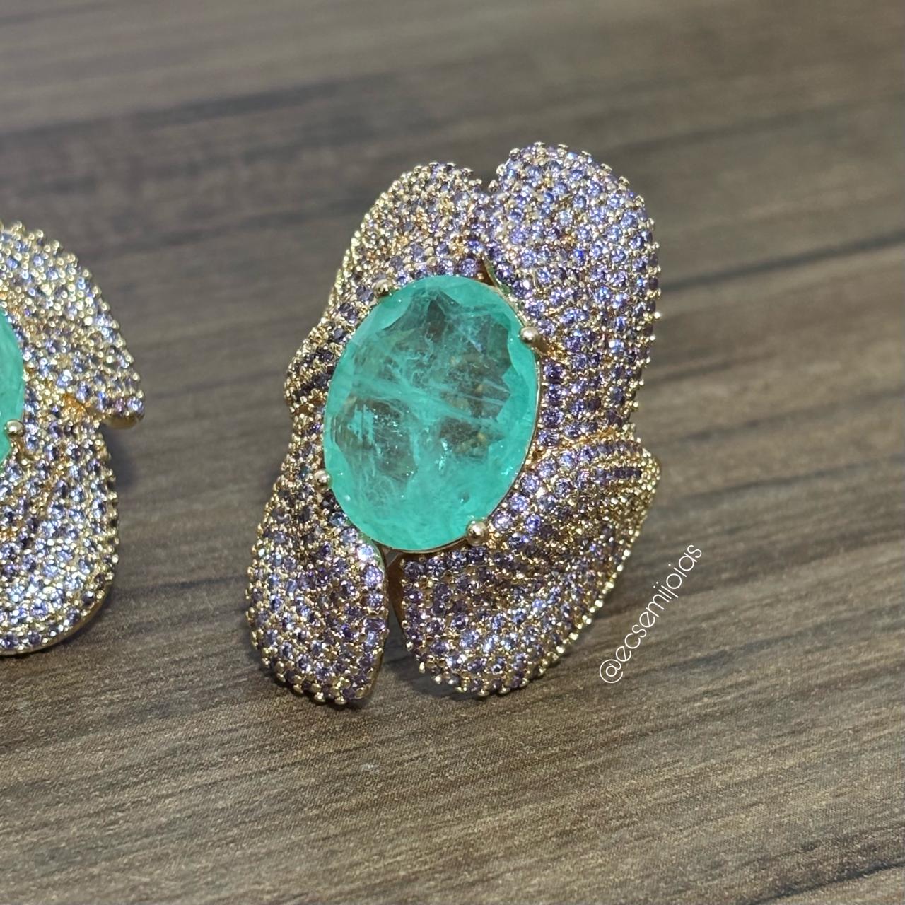 Conjunto de anel e brinco de flor com pedra oval no centro e pétalas laterais cravejadas - banhado a ouro 18k