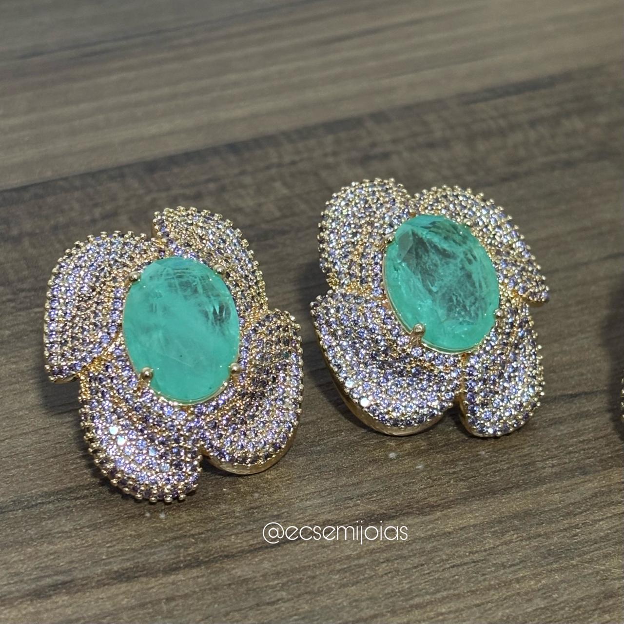 Conjunto de anel e brinco de flor com pedra oval no centro e pétalas laterais cravejadas - banhado a ouro 18k