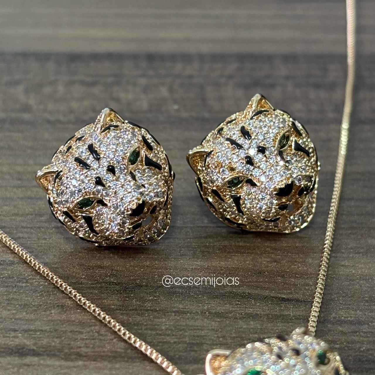 Conjunto de brinco e colar de cabeça de pantera cravejada - 42cm + extensor - banhado a ouro 18k