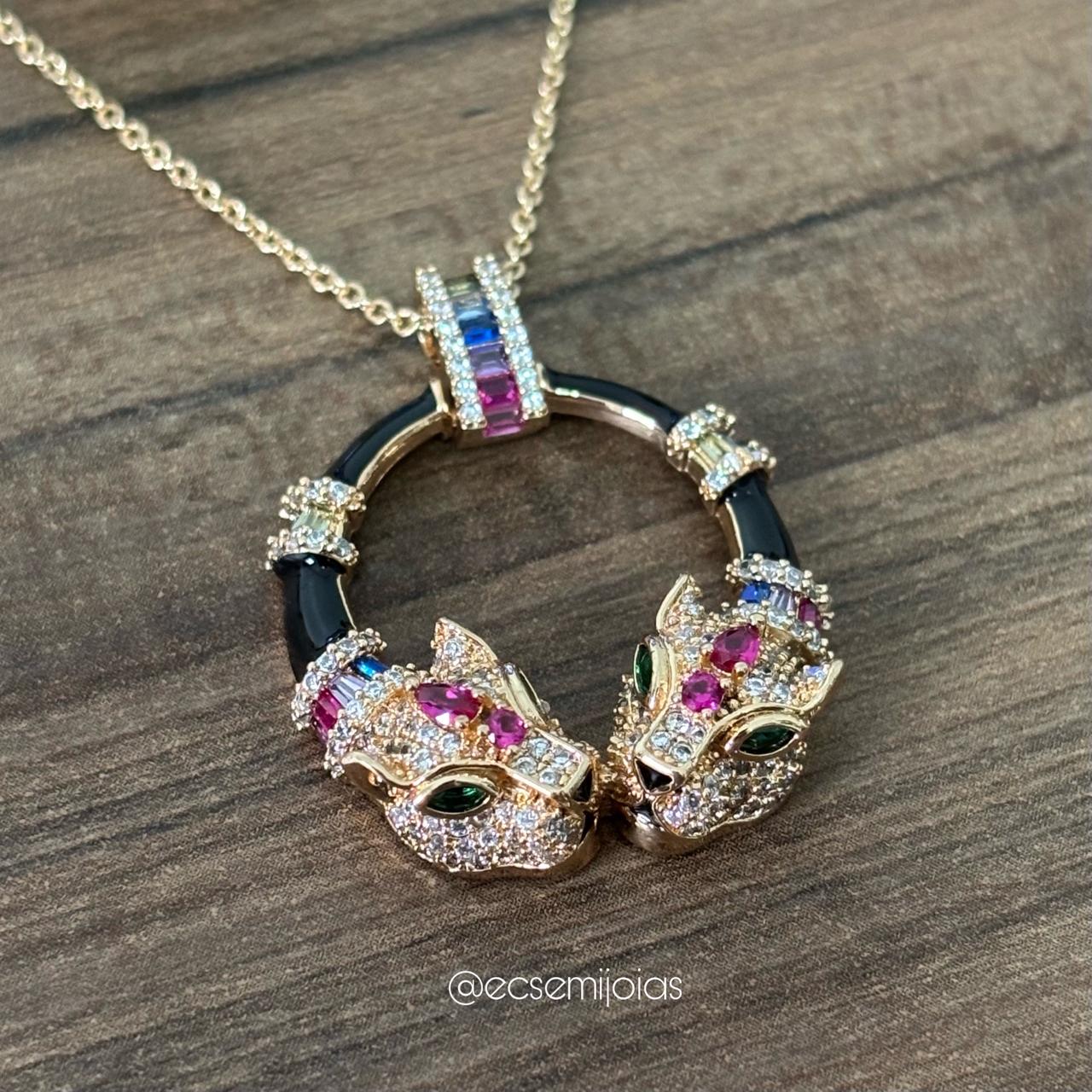Conjunto de brinco argola esmaltada com cabeça de pantera cravejada e colar com pingente circular esmaltado com 2 cabeças de panteras cravejadas - 40cm + extensor - banhado a ouro 18k