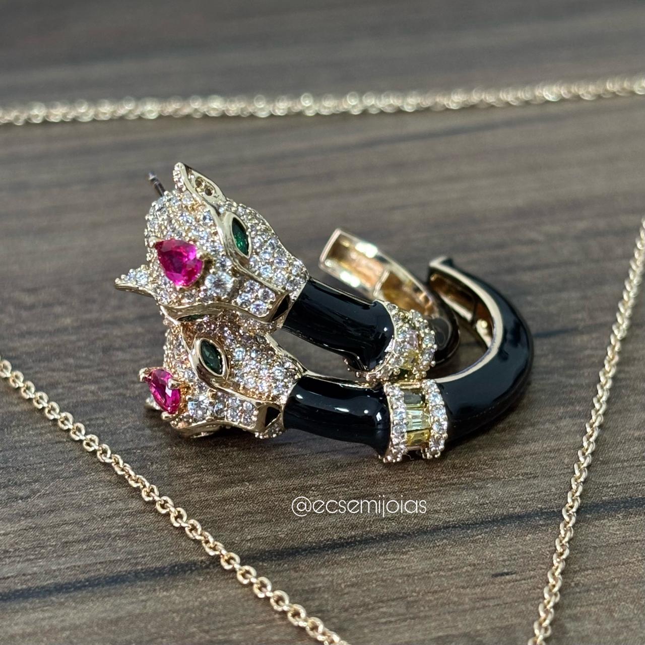 Conjunto de brinco argola esmaltada com cabeça de pantera cravejada e colar com pingente circular esmaltado com 2 cabeças de panteras cravejadas - 40cm + extensor - banhado a ouro 18k