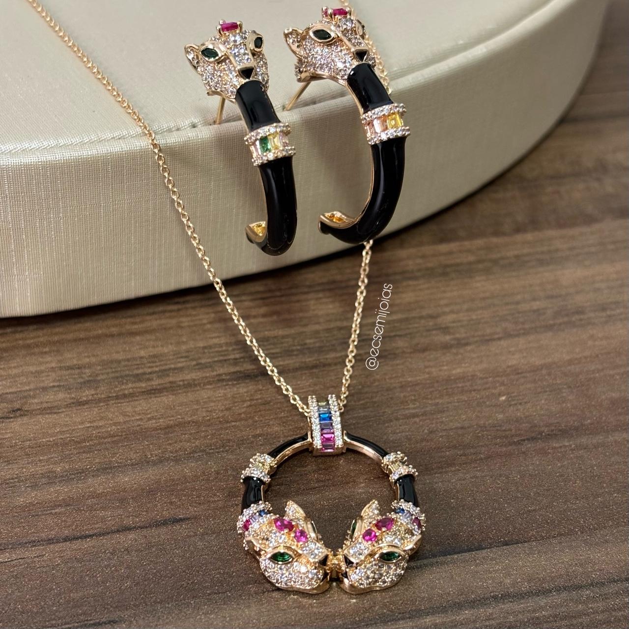 Conjunto de brinco argola esmaltada com cabeça de pantera cravejada e colar com pingente circular esmaltado com 2 cabeças de panteras cravejadas - 40cm + extensor - banhado a ouro 18k