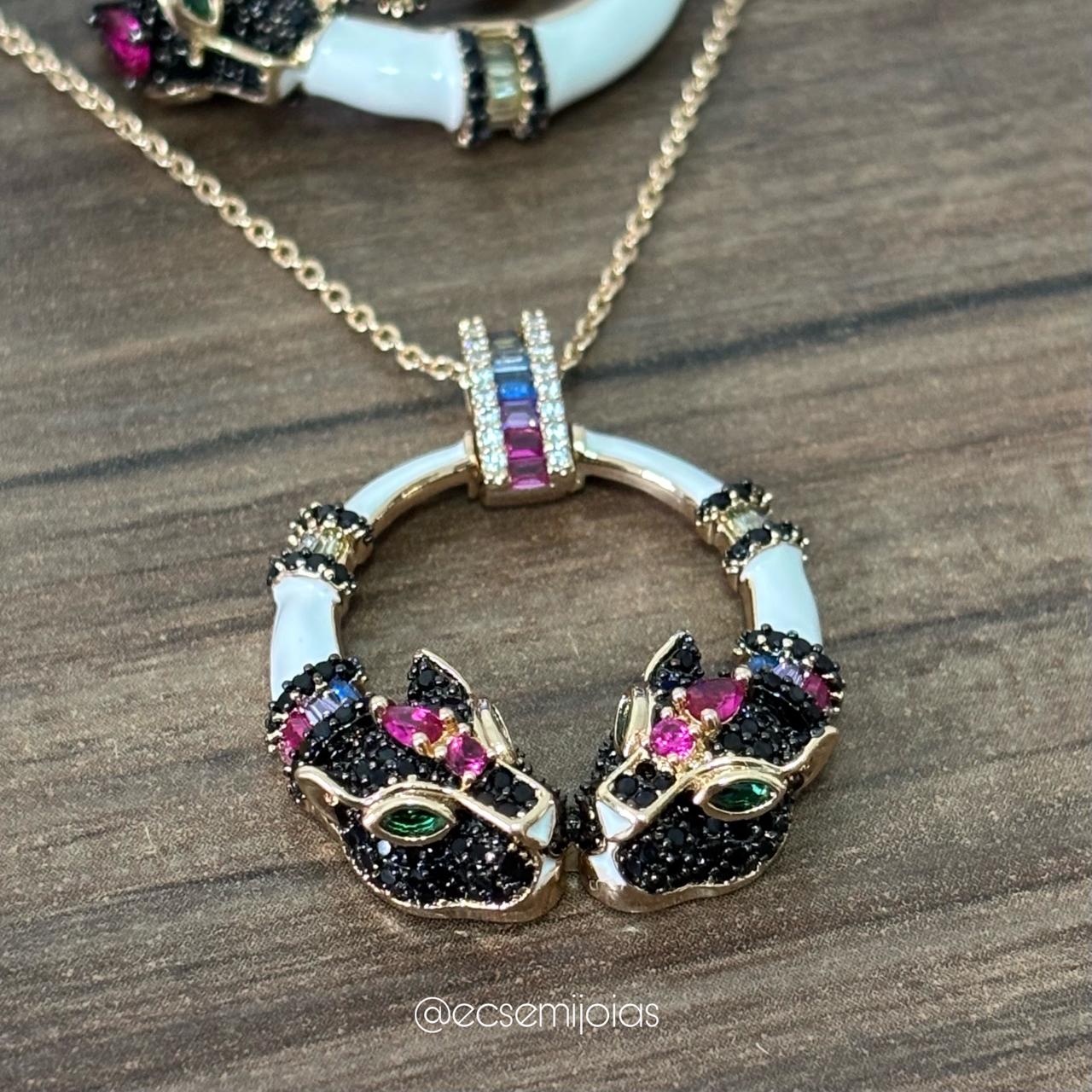 Conjunto de brinco argola esmaltada com cabeça de pantera cravejada e colar com pingente circular esmaltado com 2 cabeças de panteras cravejadas - 40cm + extensor - banhado a ouro 18k