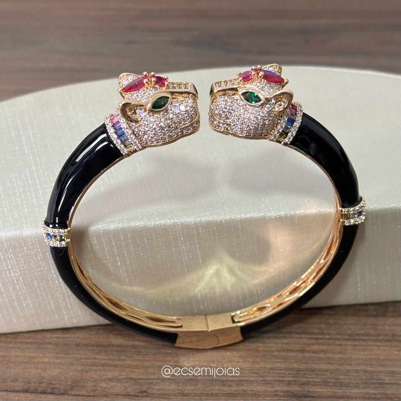 Bracelete de aro esmaltado com 2 cabeças de panteras cravejadas - banhado a ouro 18k