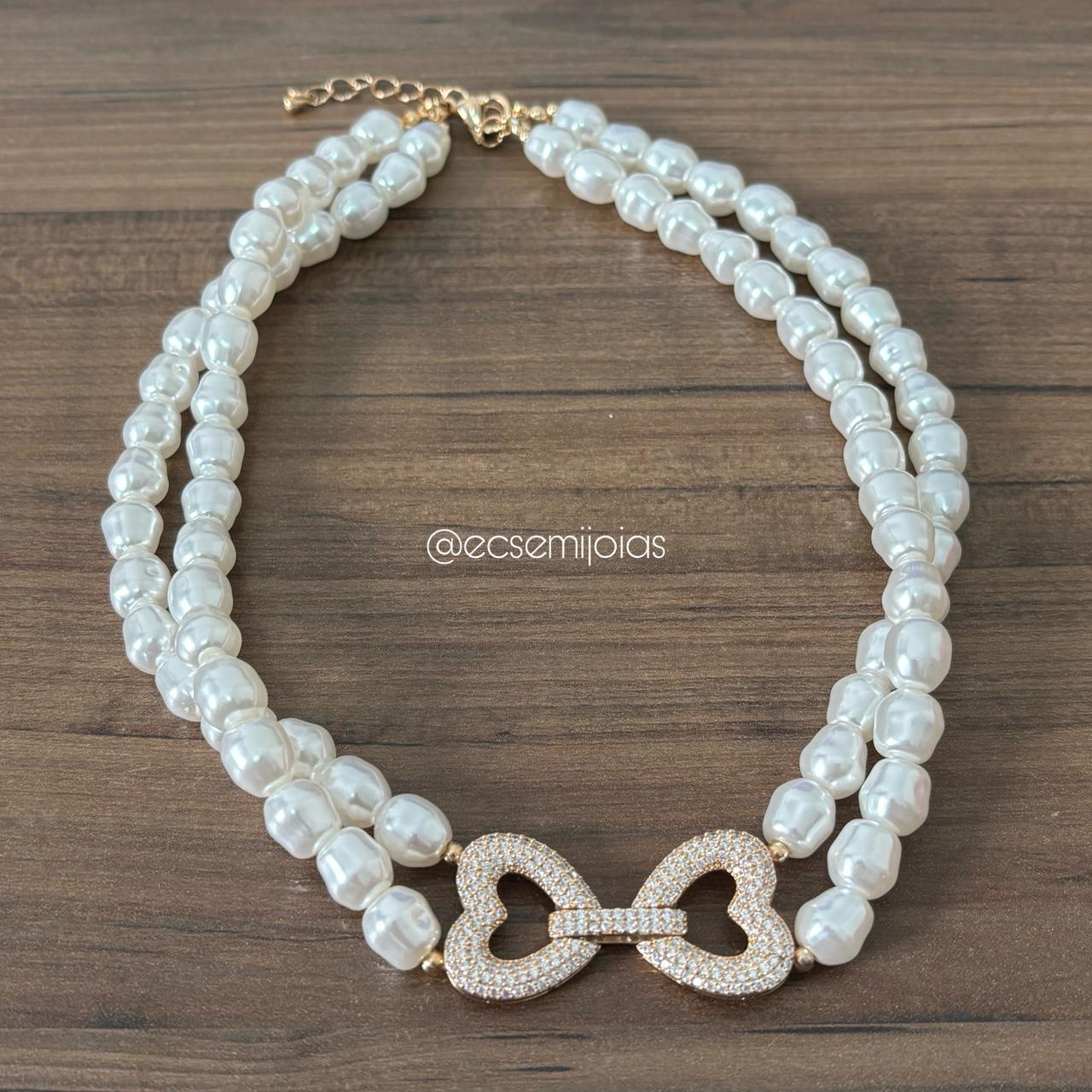 Colar de pérolas shell com pingente de 2 corações vazados cravejados - 40cm + extensor - banhado a ouro 18k