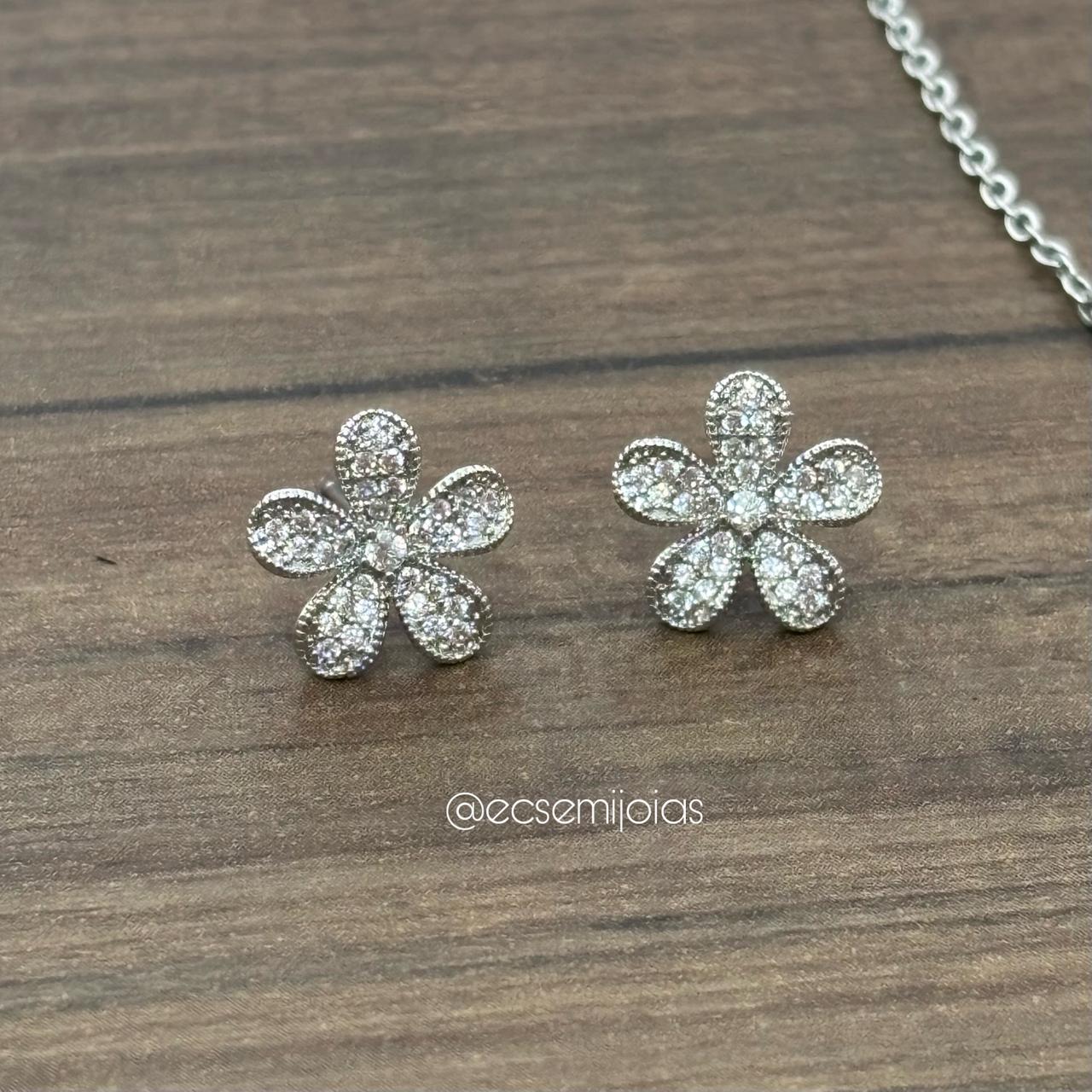 Conjunto de brinco e colar com florezinhas cravejadas - 42cm + extensor - banhado a ródio branco