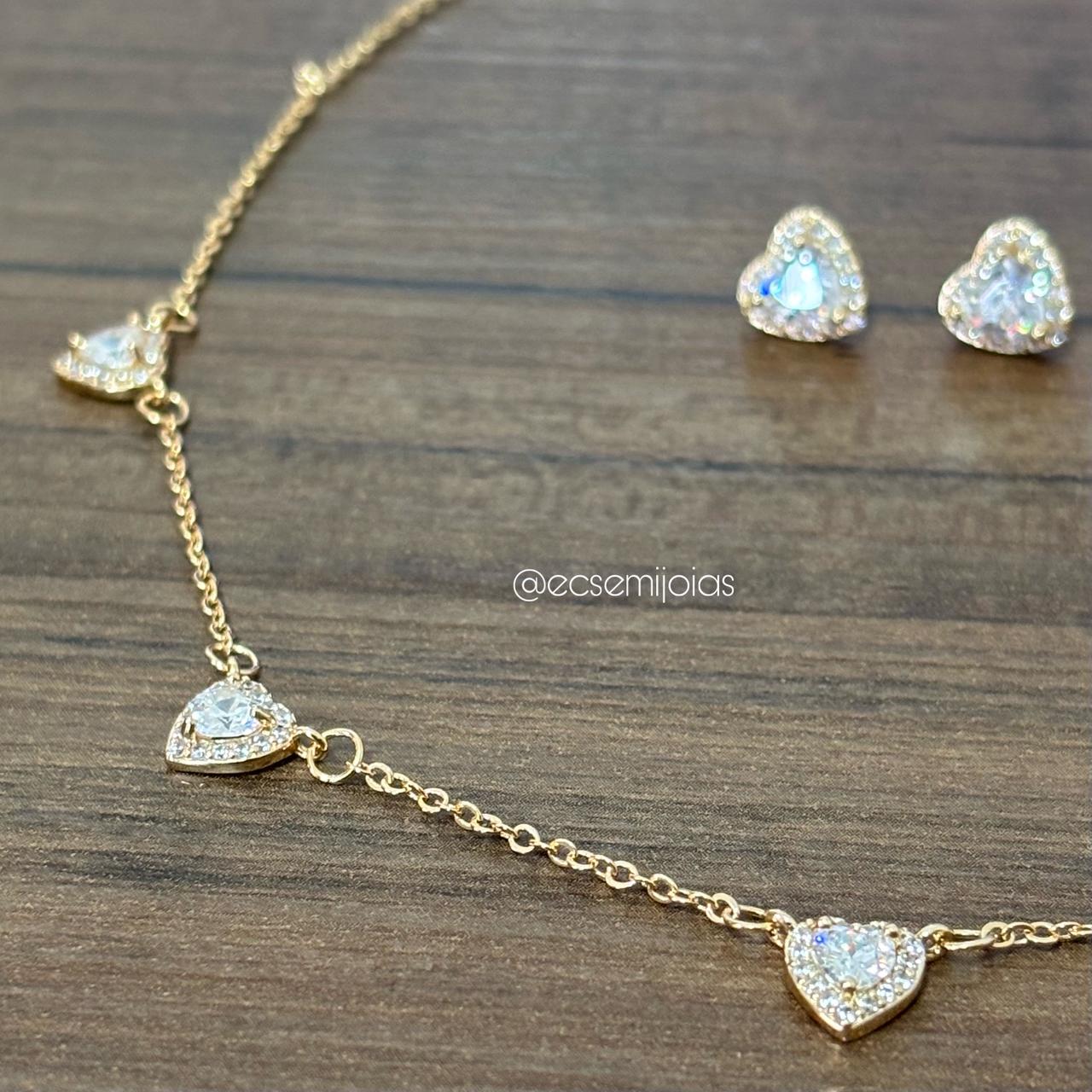 Conjunto de brinco e colar com 5 corações de zircônia no centro cravejado em volta - 40cm + extensor - banhado a ouro 18k