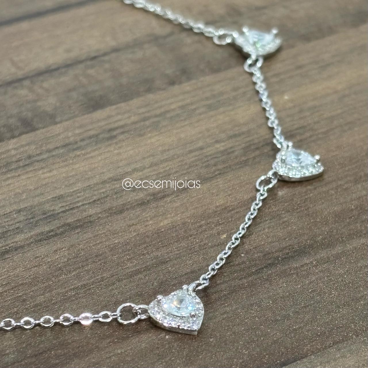 Conjunto de brinco e colar com 5 corações de zircônia no centro cravejado em volta - 40cm + extensor - banhado a ródio branco