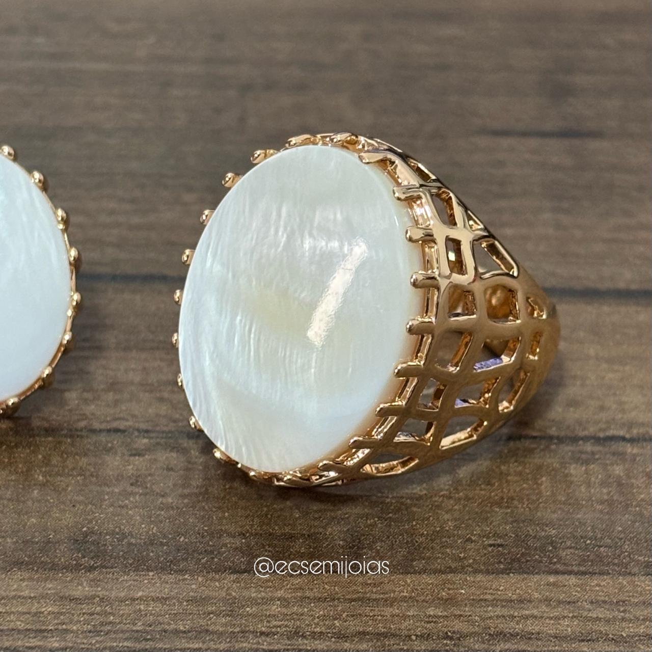 Conjunto de anel e brinco de madrepérola oval com aro vazado - banhado a ouro 18k