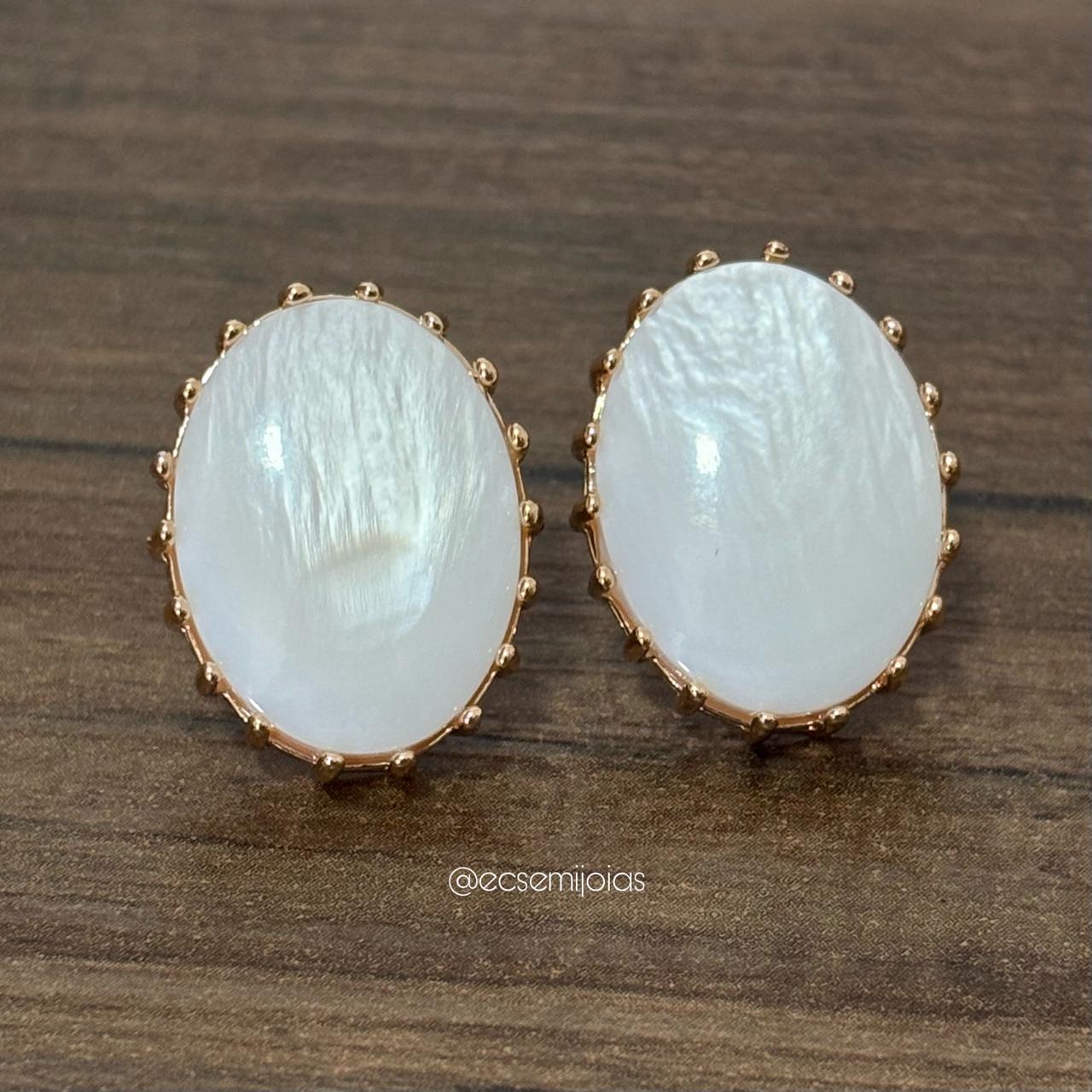 Conjunto de anel e brinco de madrepérola oval com aro vazado - banhado a ouro 18k