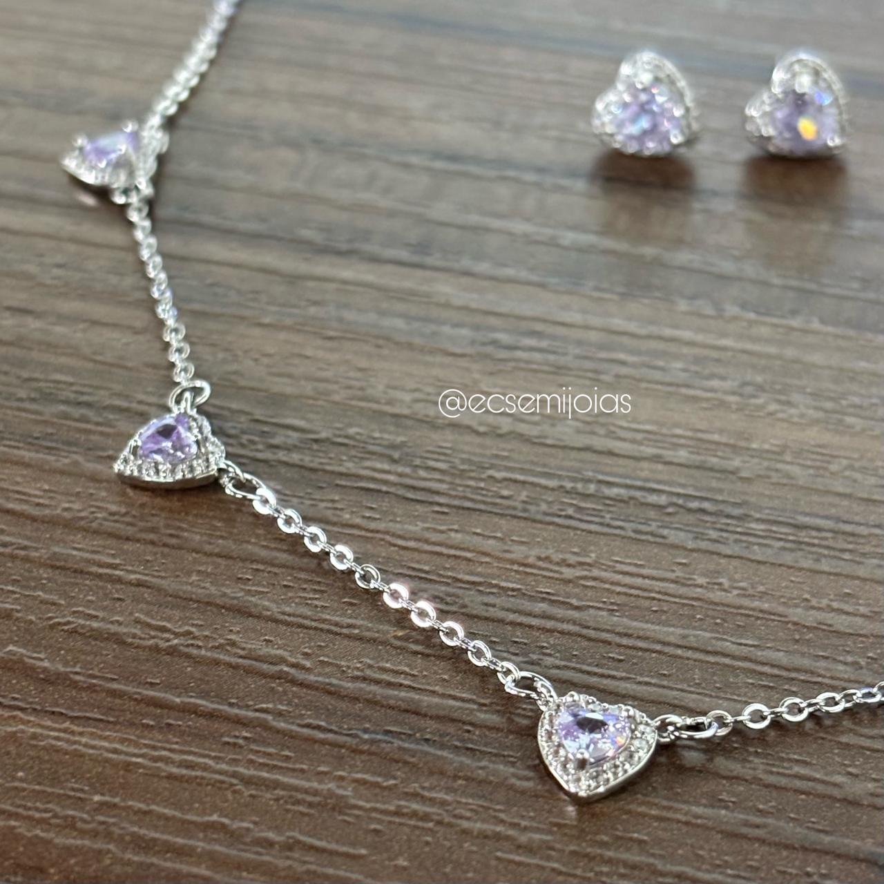 Conjunto de brinco e colar com 5 corações de zircônia no centro cravejado em volta - 40cm + extensor - banhado a ródio branco