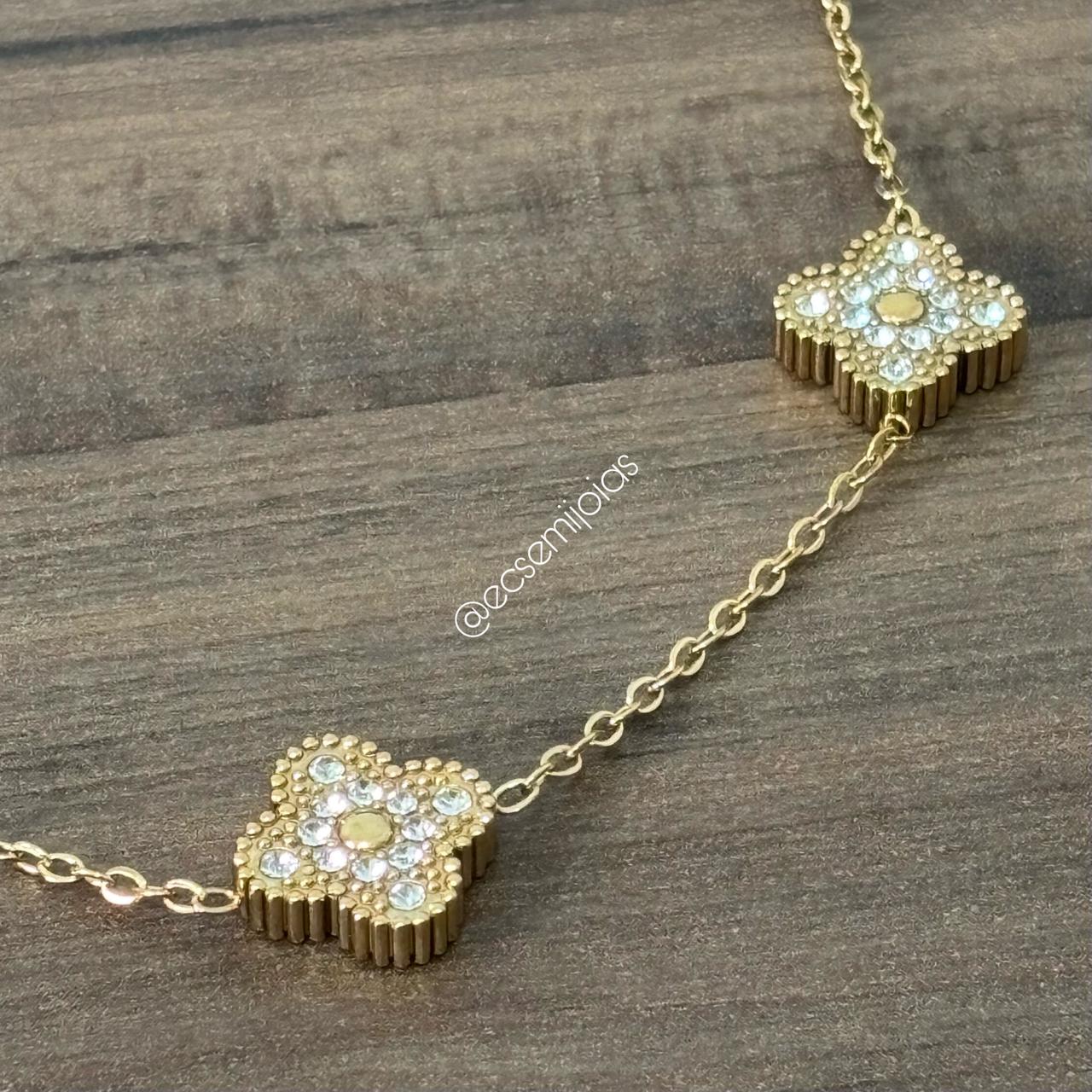 Colar com 5 trevos cravejados em cristais - 45cm + extensor - aço dourado inoxidável