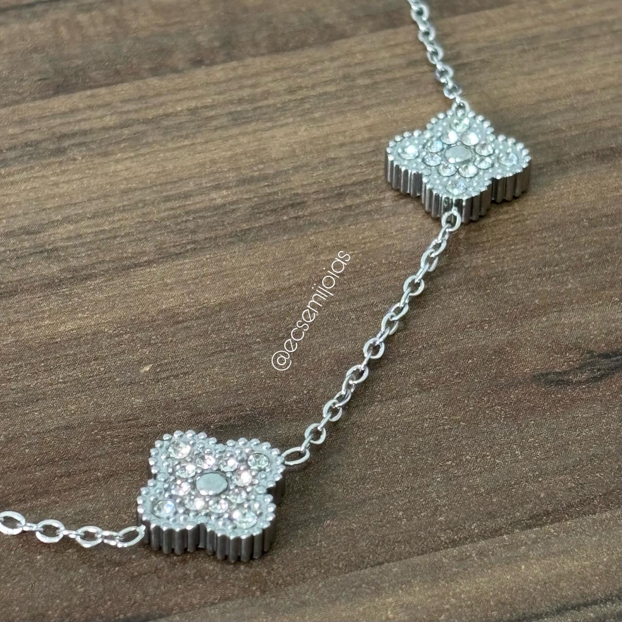 Colar com 5 trevos cravejados em cristais - 45cm + extensor - aço inoxidável