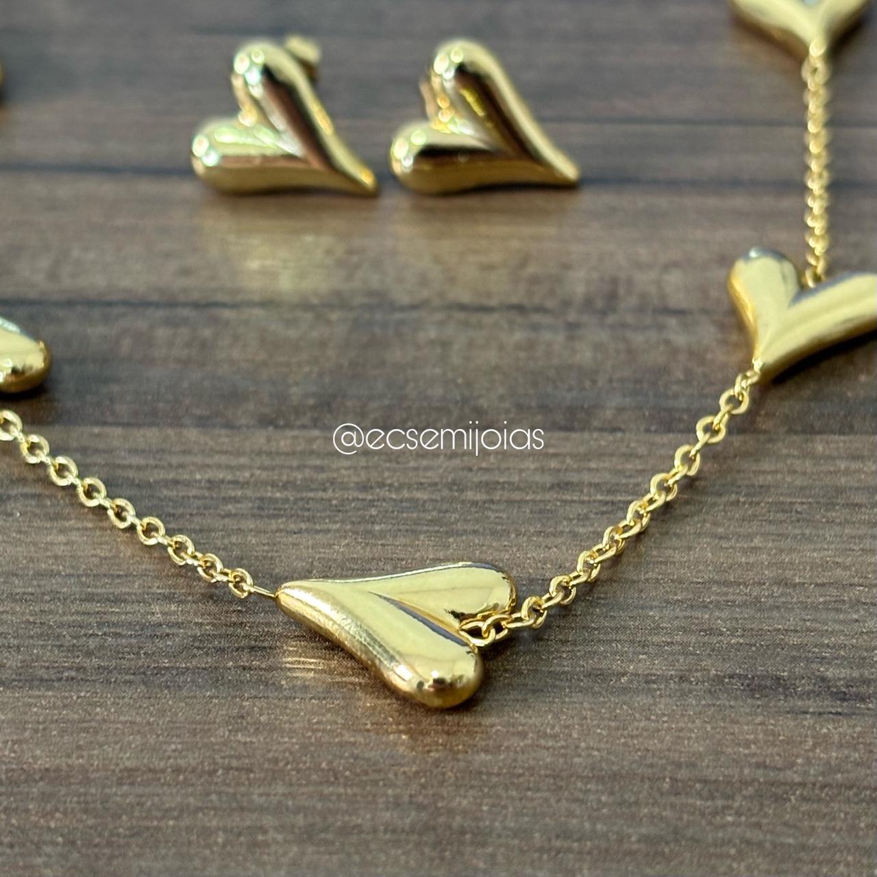 Conjunto de brinco de coração liso e colar com 5 corações lisos - 40cm + extensor - aço dourado inoxidável