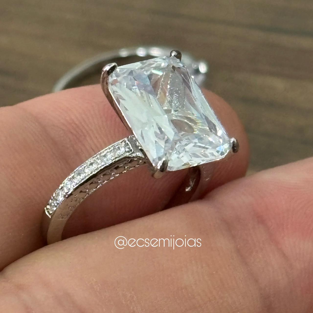 Solitário de zircônia retangular 10x14mm com aro cravejado - banhado a ródio branco