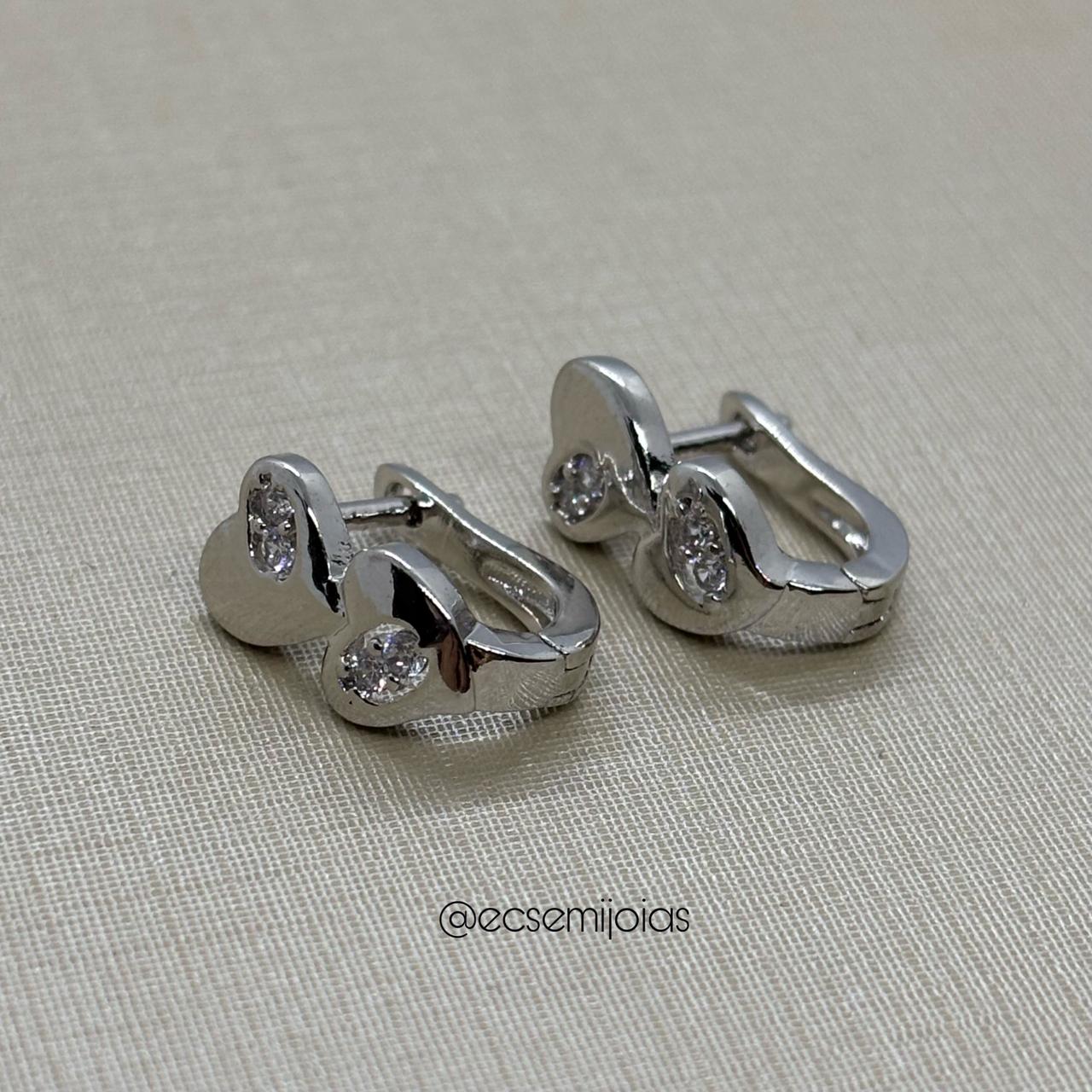 Argola com 2 corações lisos com detalhes cravejados - banhado a ródio branco