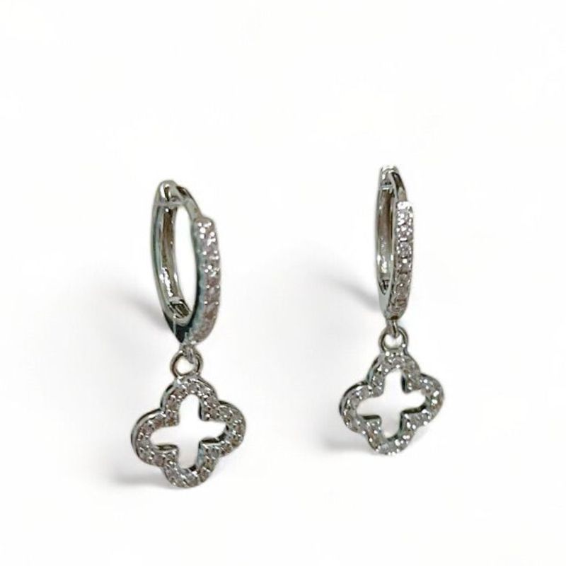 BRINCO ARGOLA TREVO VAZADO ZIRCONIA CRISTAL