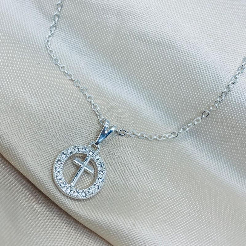 COLAR REDONDO VAZADO CRAVEJADO C/ CRUZ