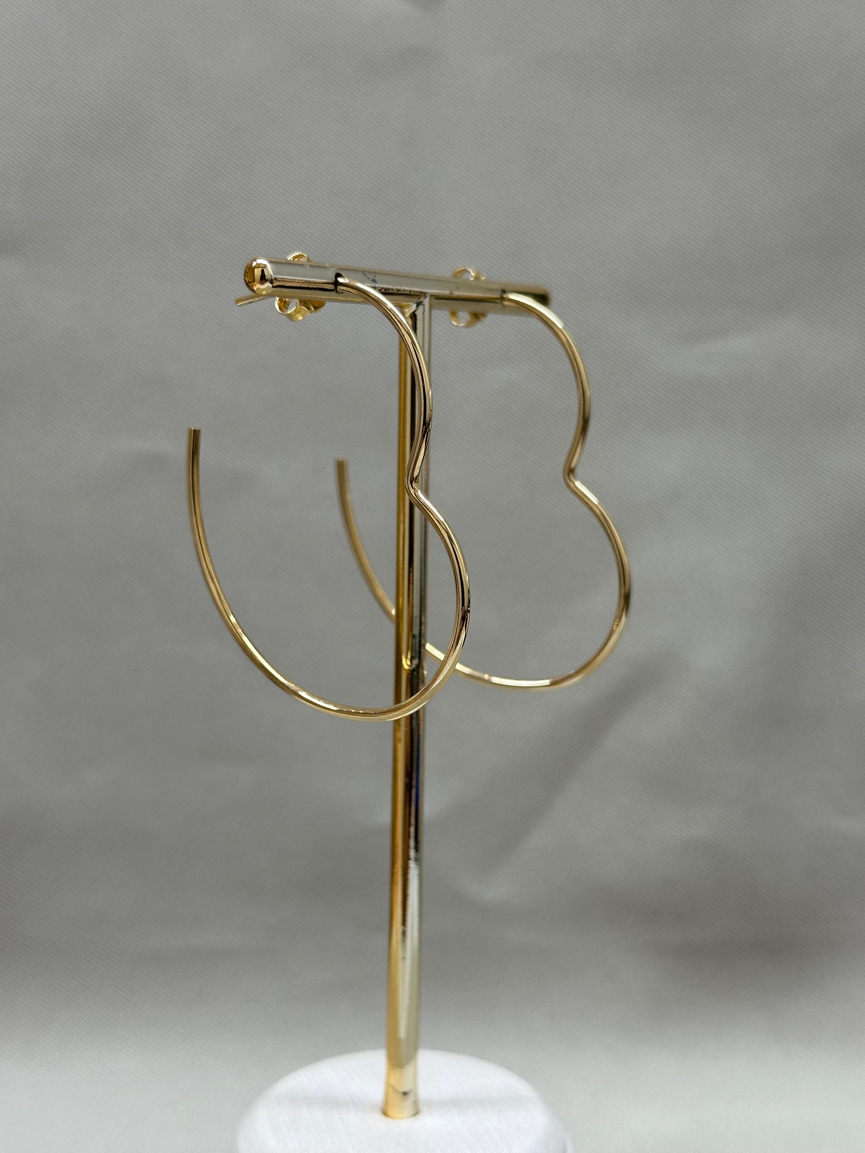 BRINCO ARGOLA DE FIO CORAÇÃO INFINITO G