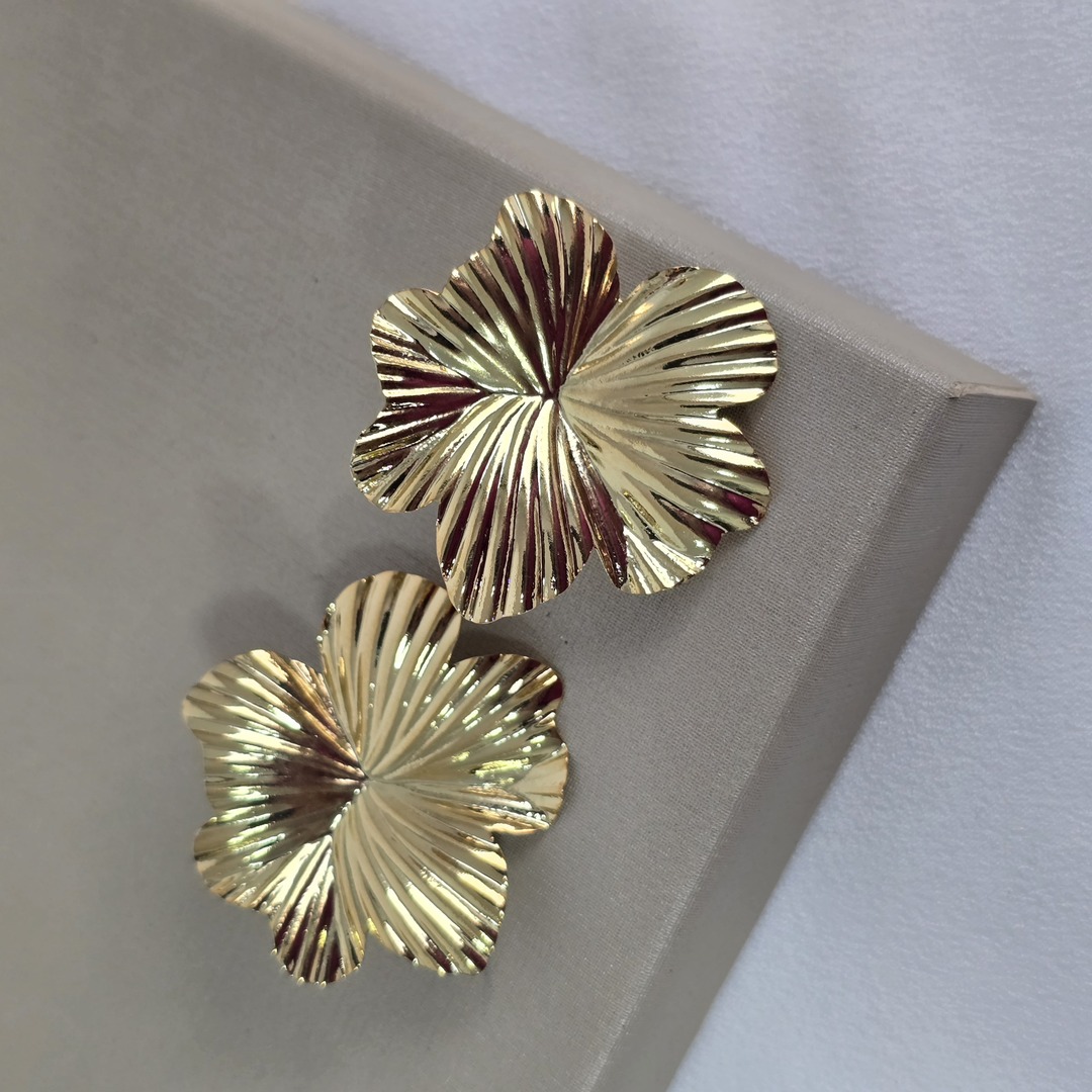 Brinco Flore Metal Trabalhado