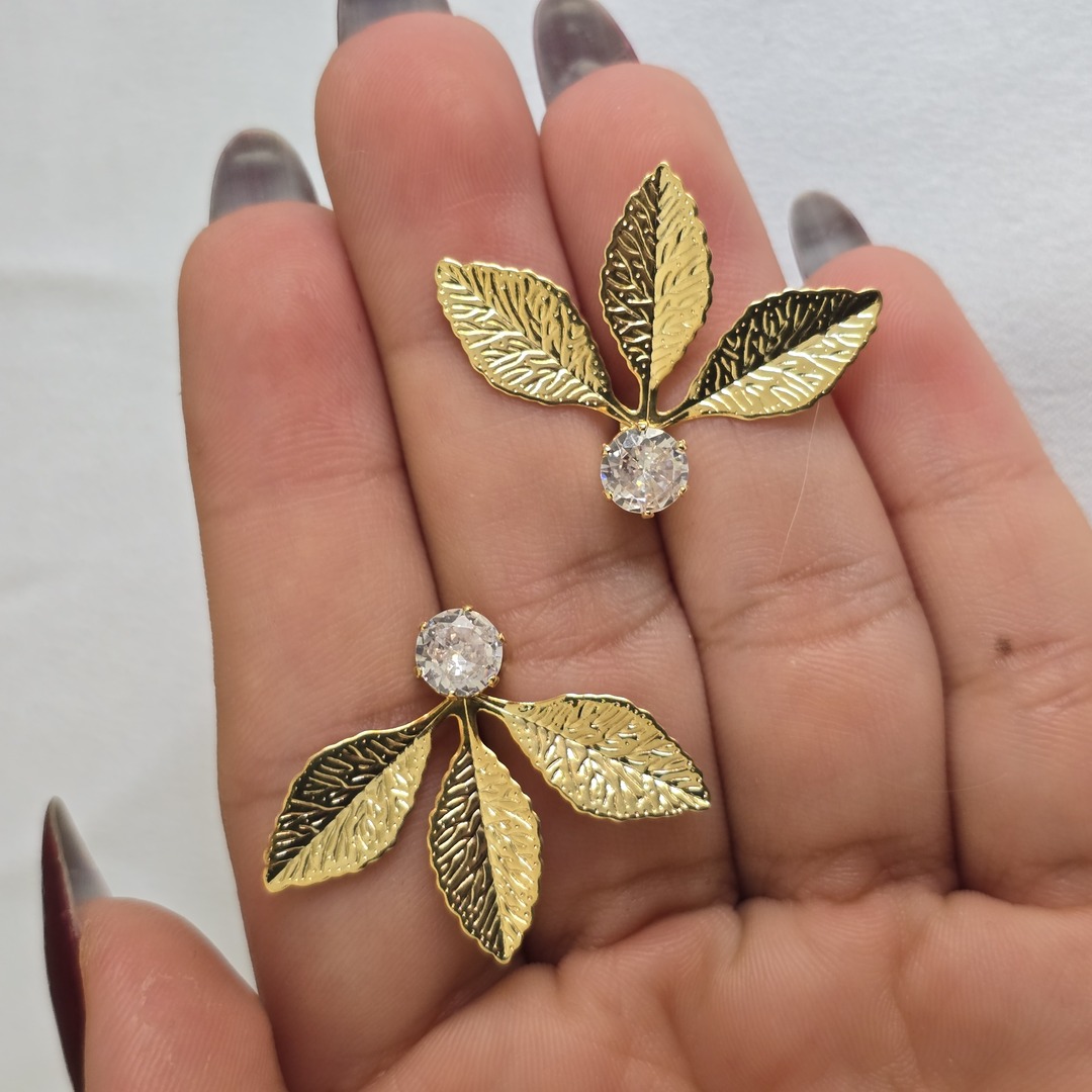 Brinco Delicado Liso Flor e Zircônia